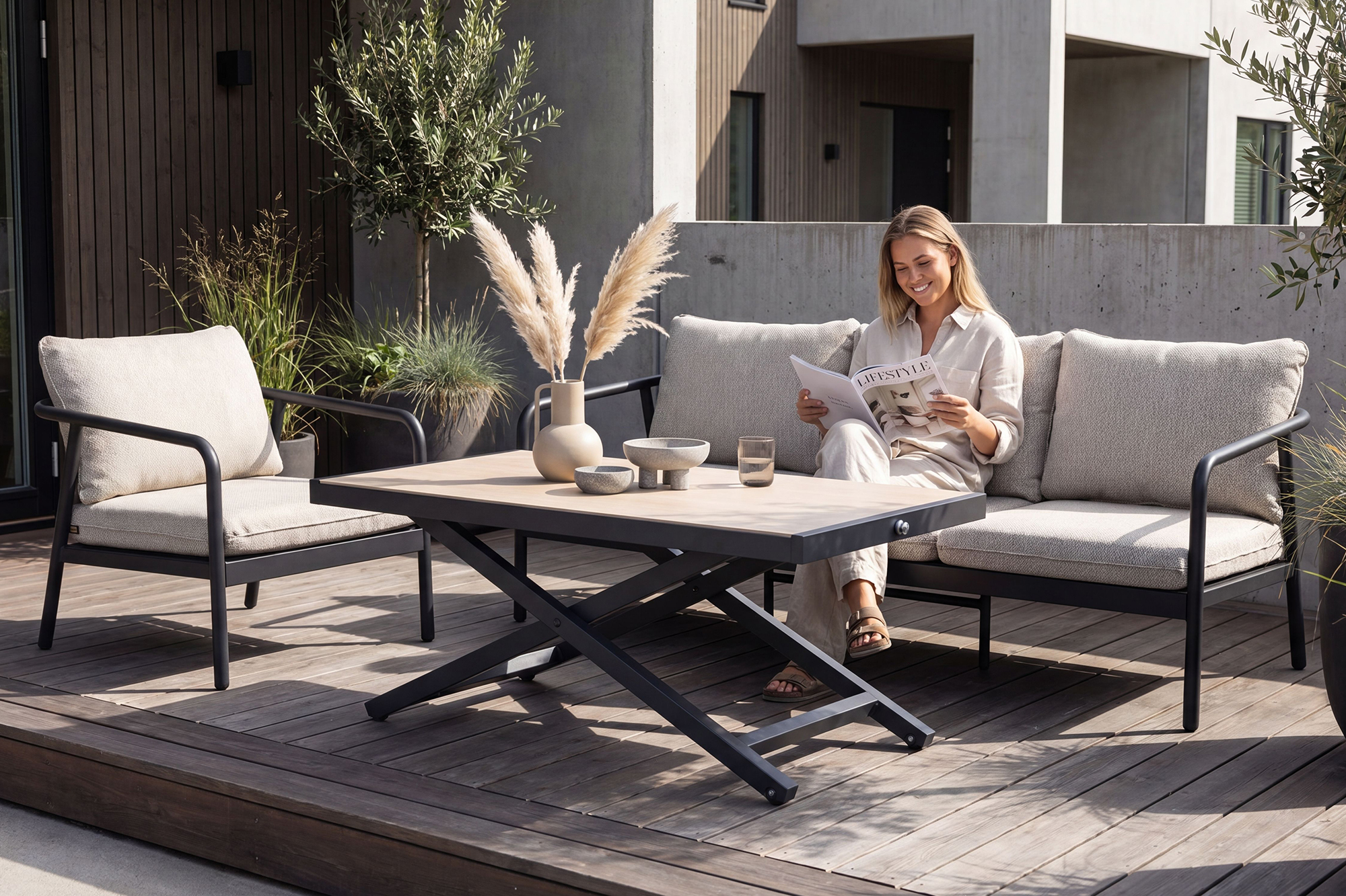 Vendela Heve senkebord 120 × 65cm med Koks akuminium ramme og beige Sinter stone bordplate
