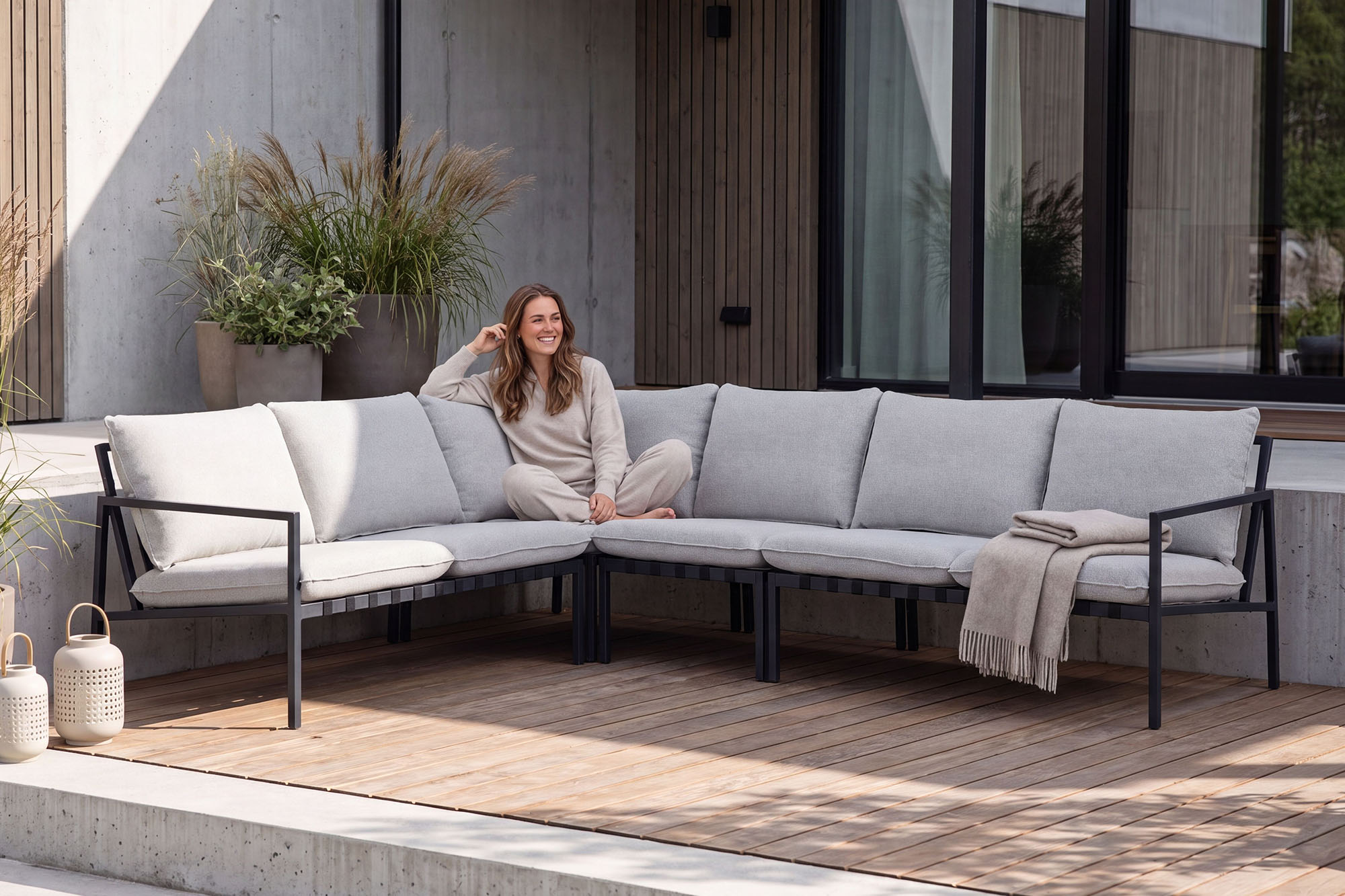 Amsterdam 2seter sofa med venstre armlene Koks aluminium Beige Sunfab pute