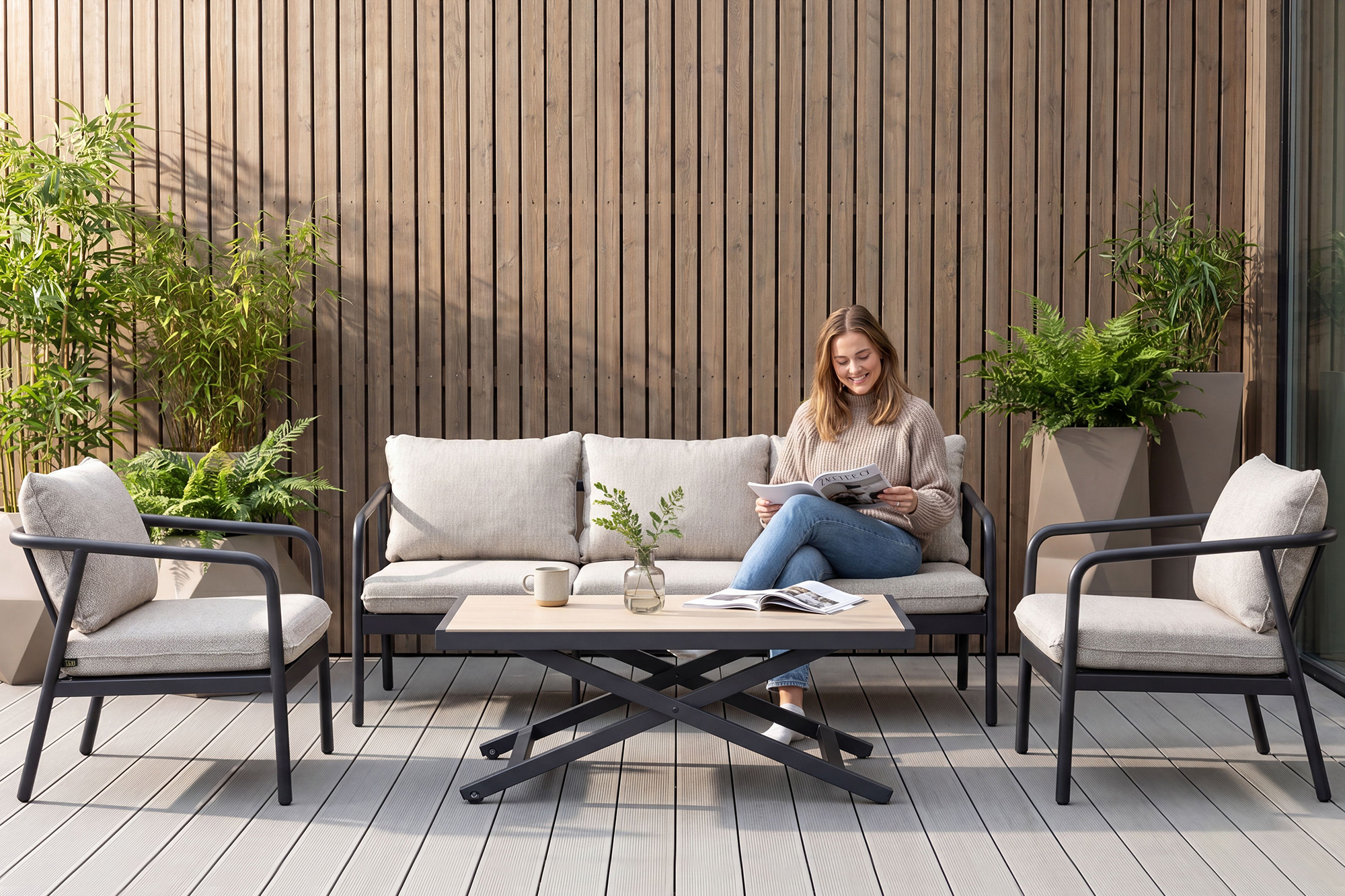 Vendela Heve senkebord 120 × 65cm med Koks akuminium ramme og beige Sinter stone bordplate