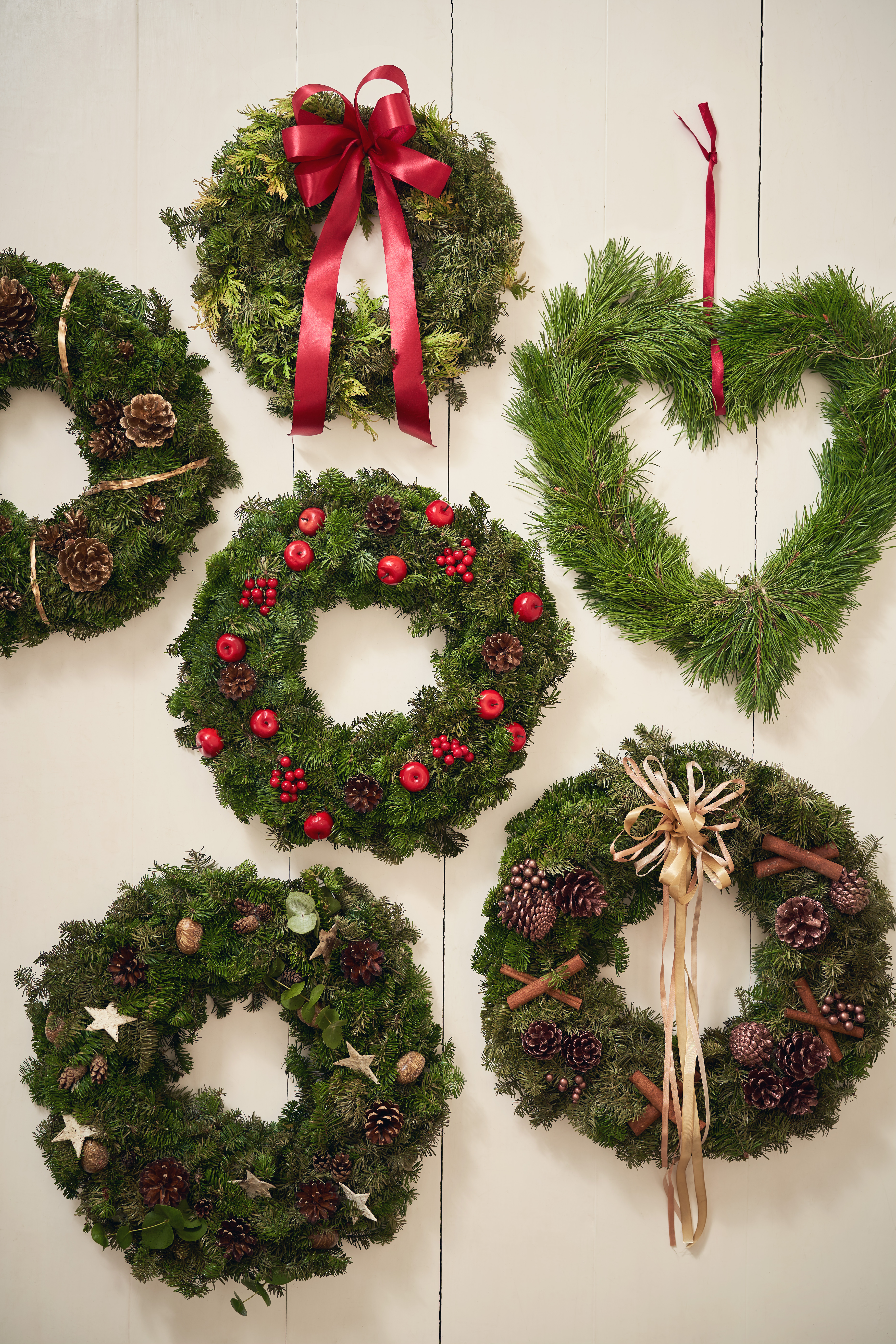 Doorwreath Appels and Cones 40cm