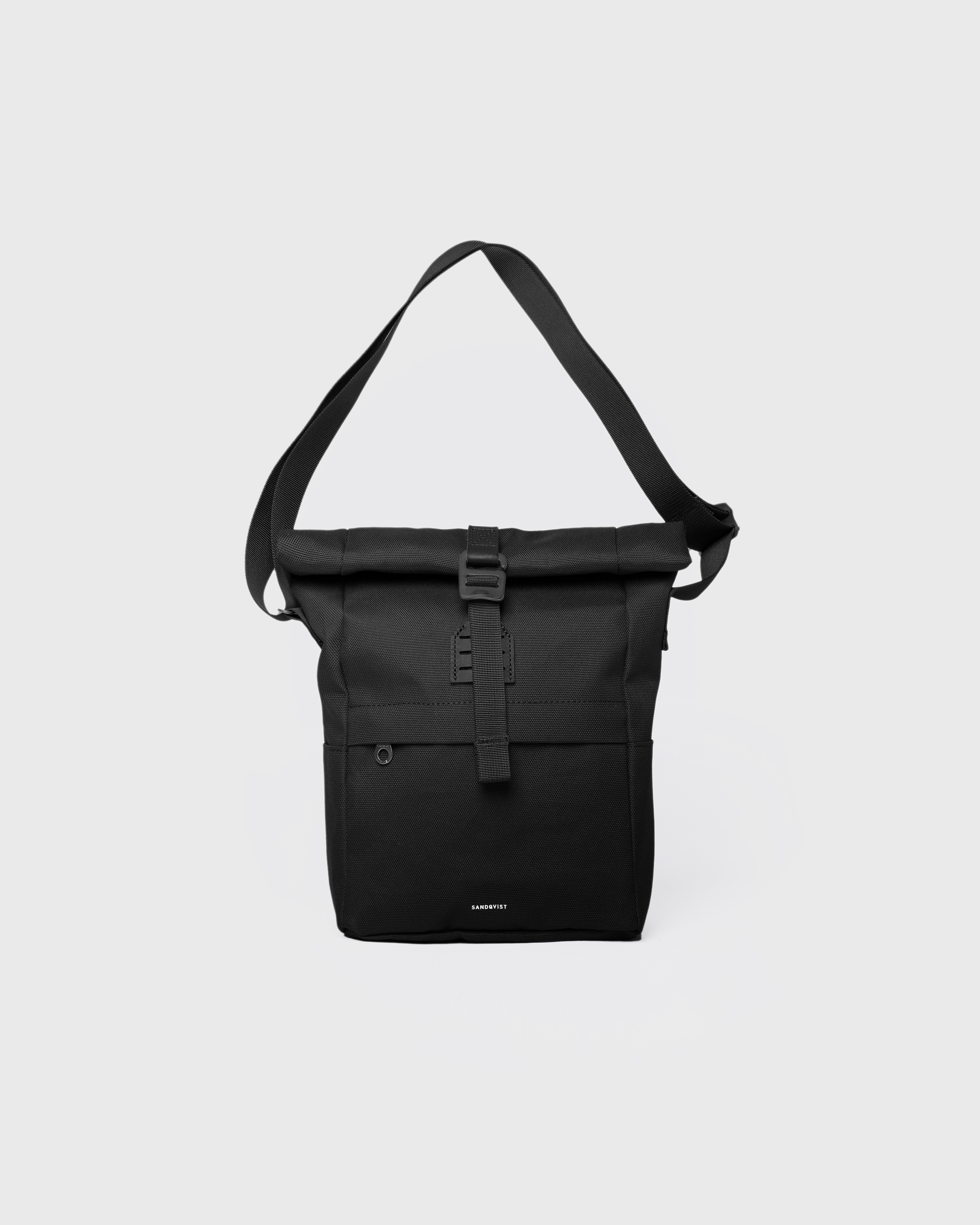Sandqvist ICON Sacoche in Black, front view with shoulder strap, rolltop closure and front zipper pocket.