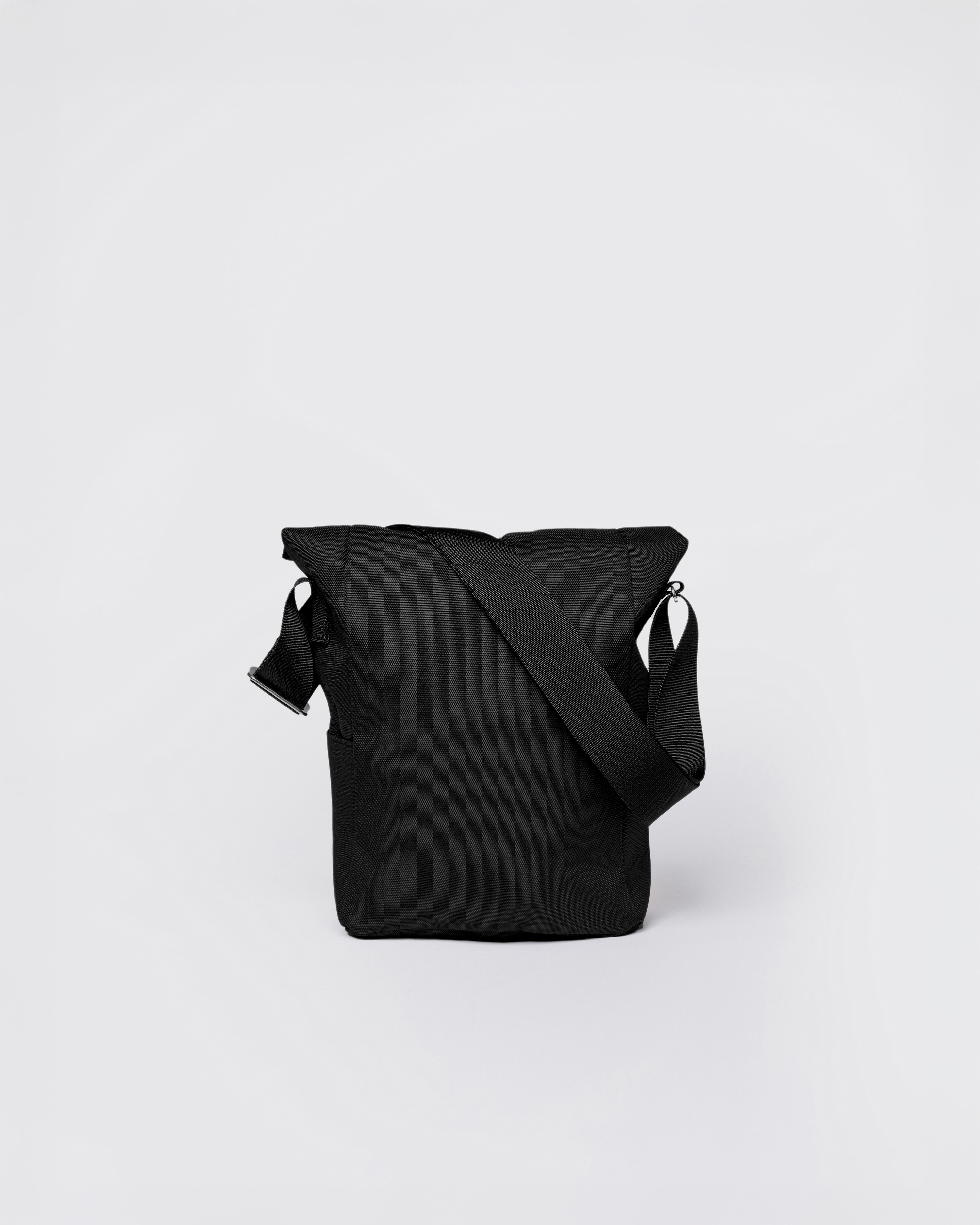 Sandqvist ICON Sacoche in Black, back view with shoulder strap and rolltop closure.