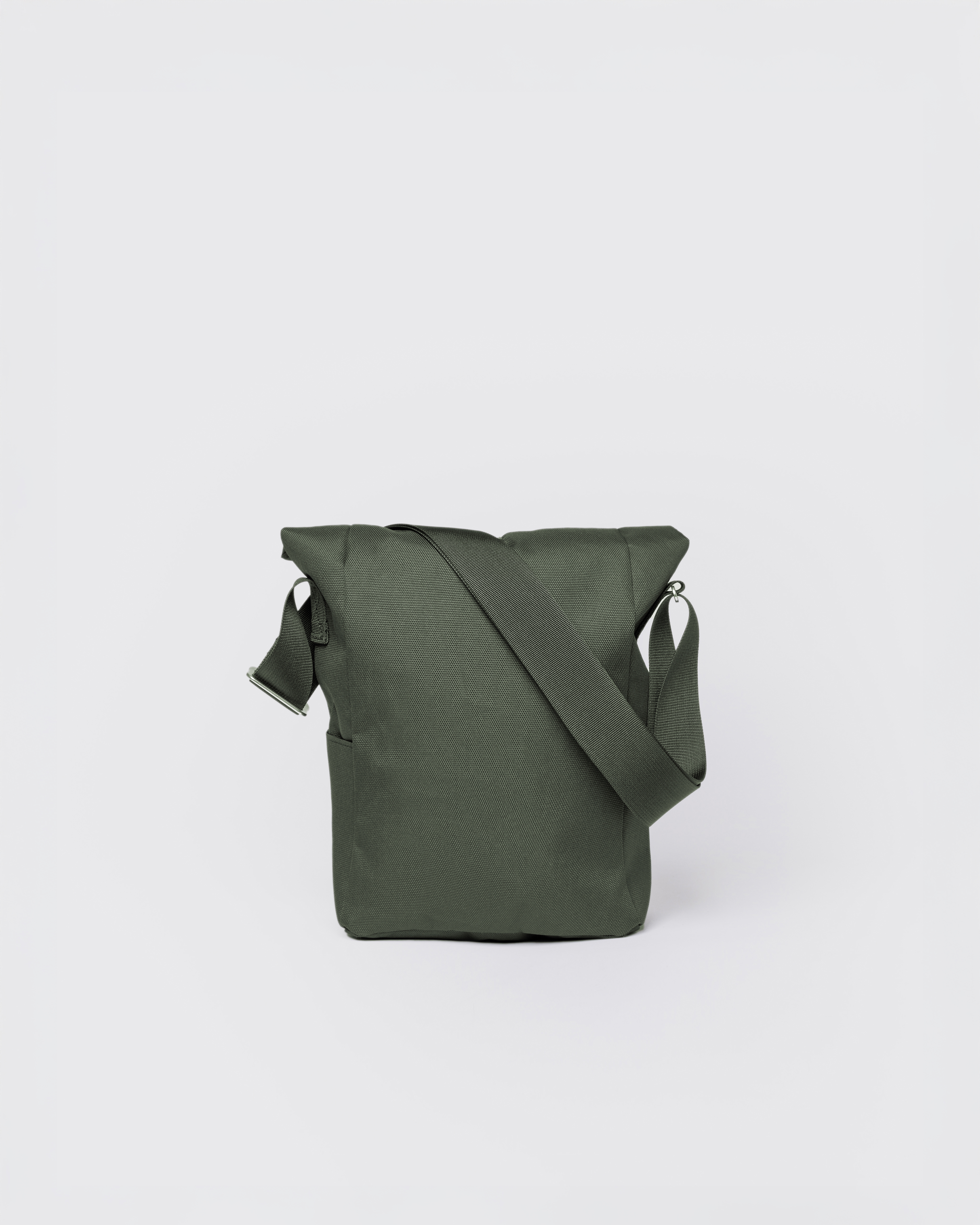 Sandqvist ICON Sacoche in Dark green, back view with shoulder strap and rolltop closure.