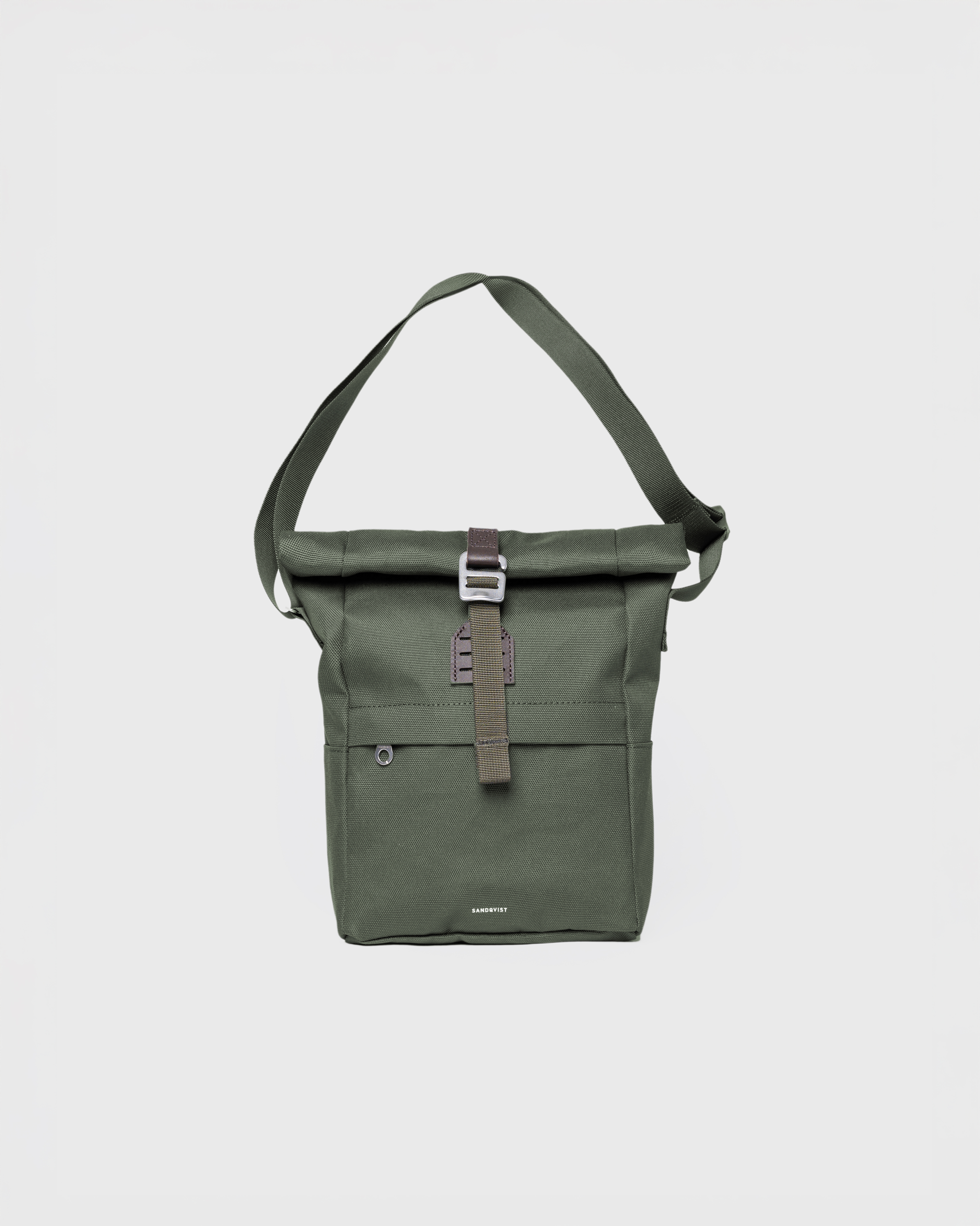 Sandqvist ICON Sacoche in Dark Green, front view with shoulder strap, rolltop closure and front zipper pocket.