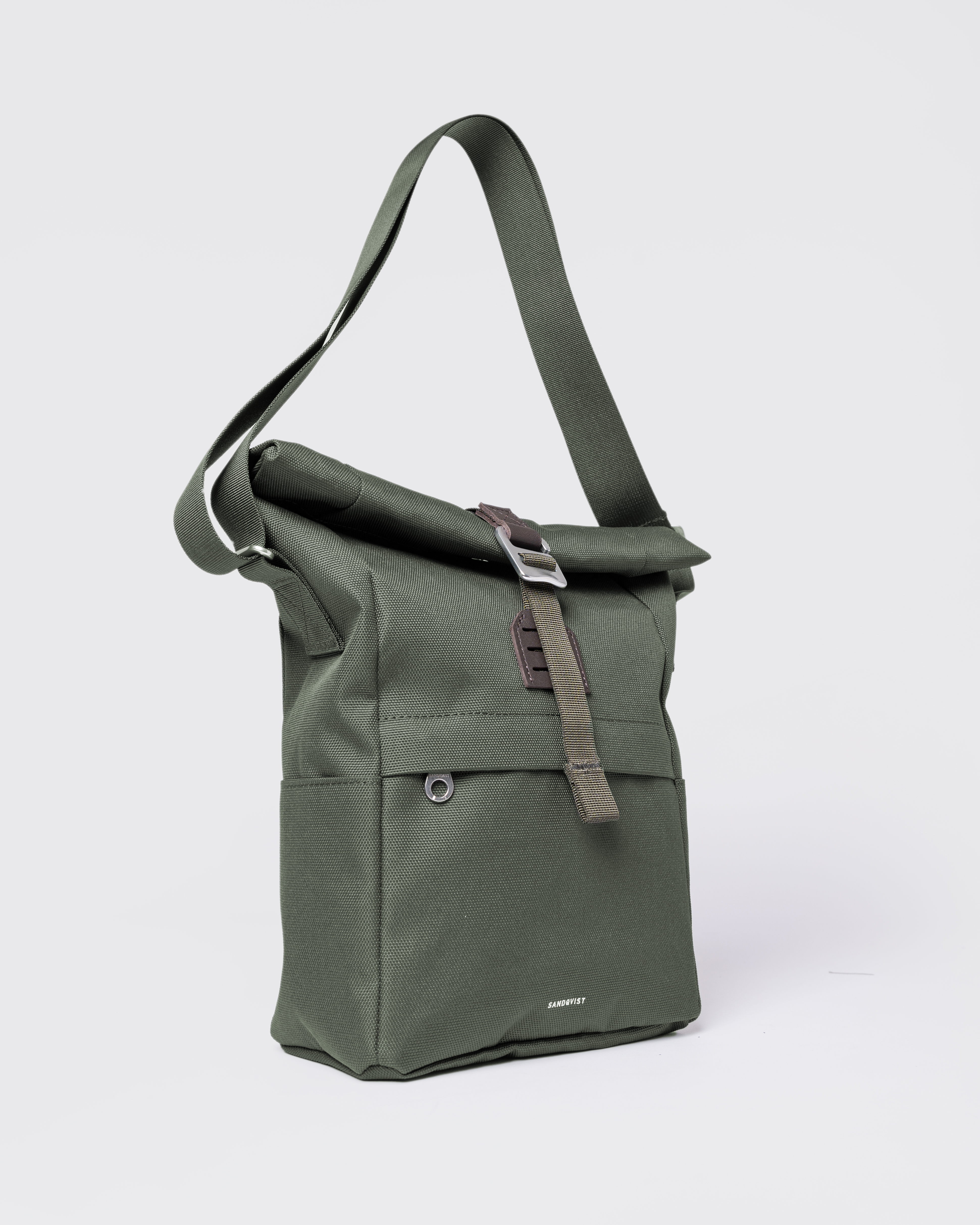 Sandqvist ICON Sacoche in dark green, side view with shoulder strap, rolltop closure, side slip pocket and front zipper pocket.
