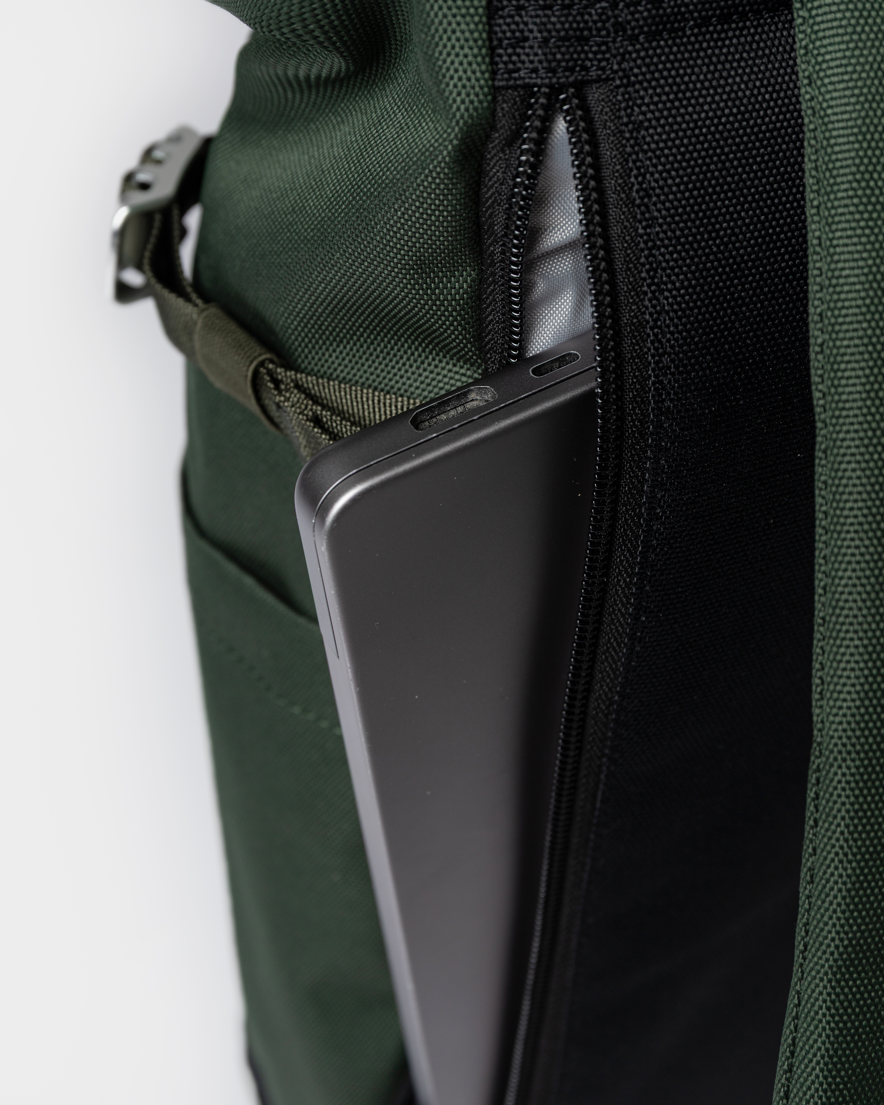 Padded laptop compartment with zipper closure on the backpack Sandqvist ICON Rolltop Backpack M 14" in dark green.