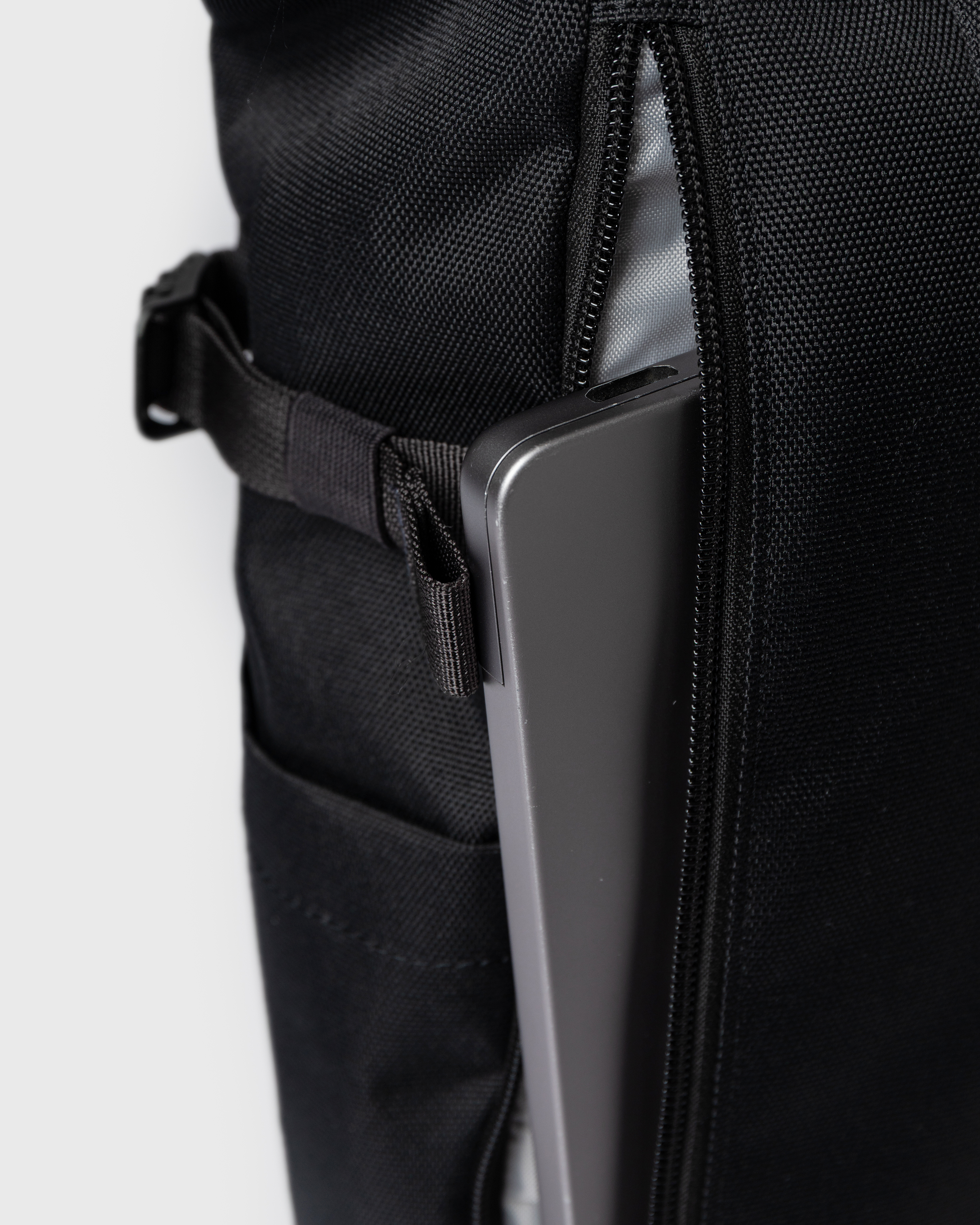 Padded laptop compartment with zipper closure on the backpack Sandqvist ICON Rolltop Backpack M 14" in black.