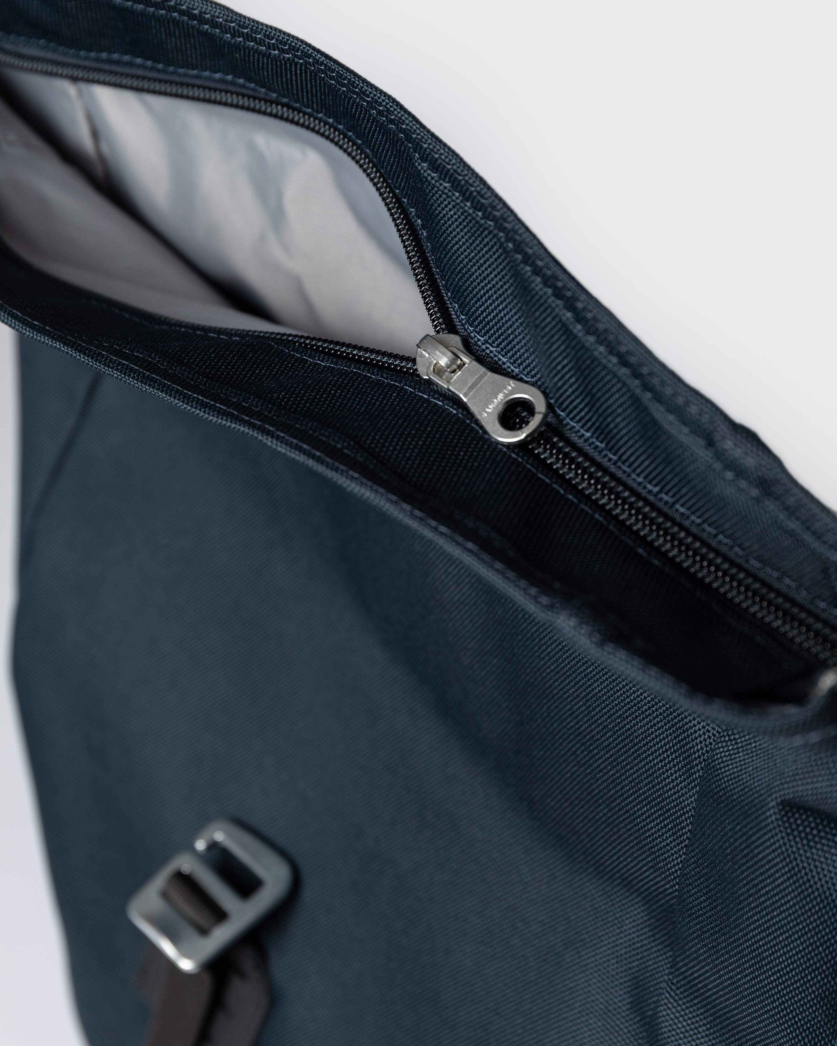 Zipper closure for main compartment on Sandqvist backpack ICON Rolltop Backpack M in Dark Blue