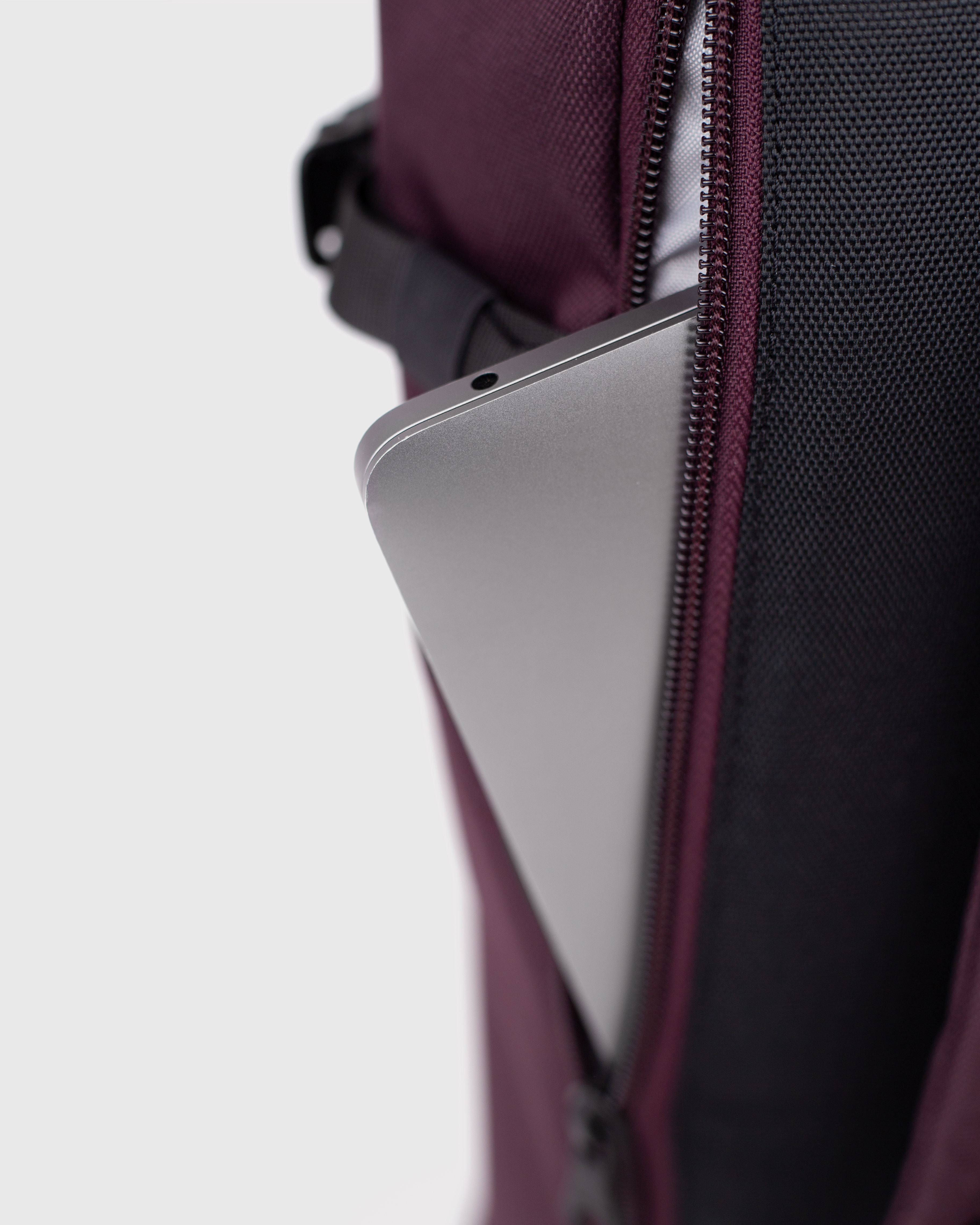 Compartiment rembourré pour ordinateur portable avec fermeture à glissière sur le sac à dos Sandqvist ICON Rolltop Backpack M 14" violet.