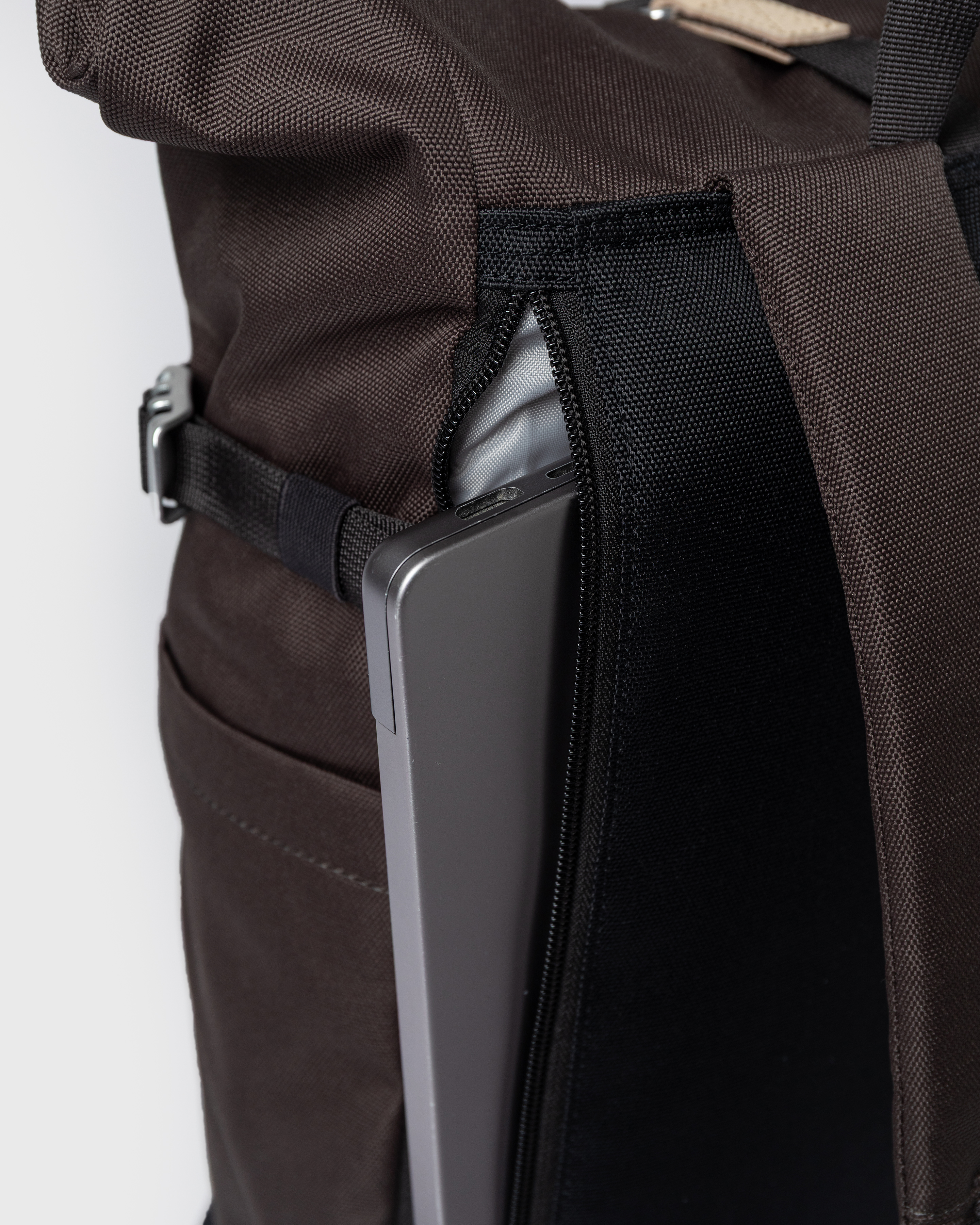 Padded laptop compartment with zipper closure on the backpack Sandqvist ICON Rolltop Backpack M 14" in brown.
