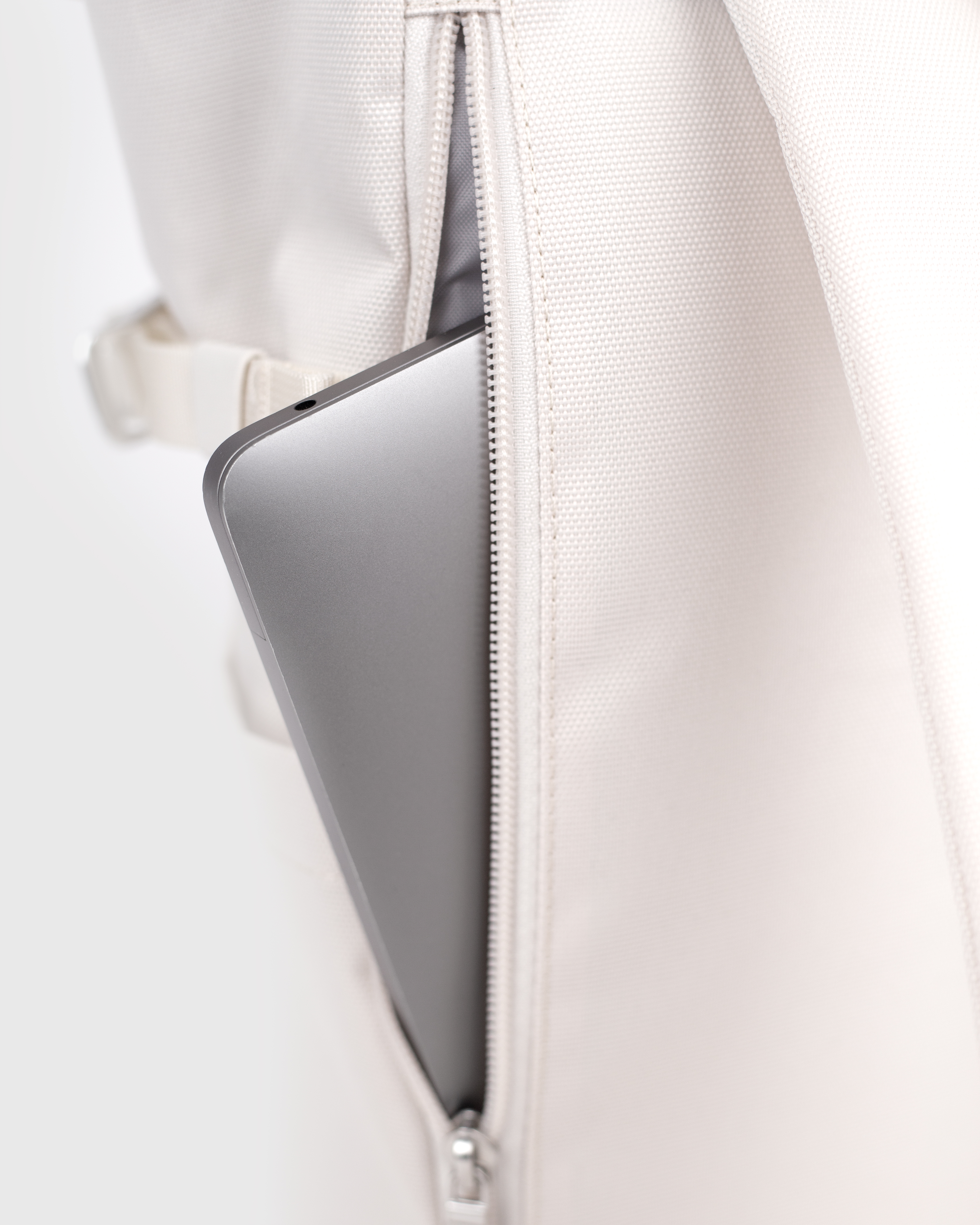 Compartiment rembourré pour ordinateur portable avec fermeture à glissière sur le sac à dos Sandqvist ICON Rolltop Backpack M 14" en blanc.