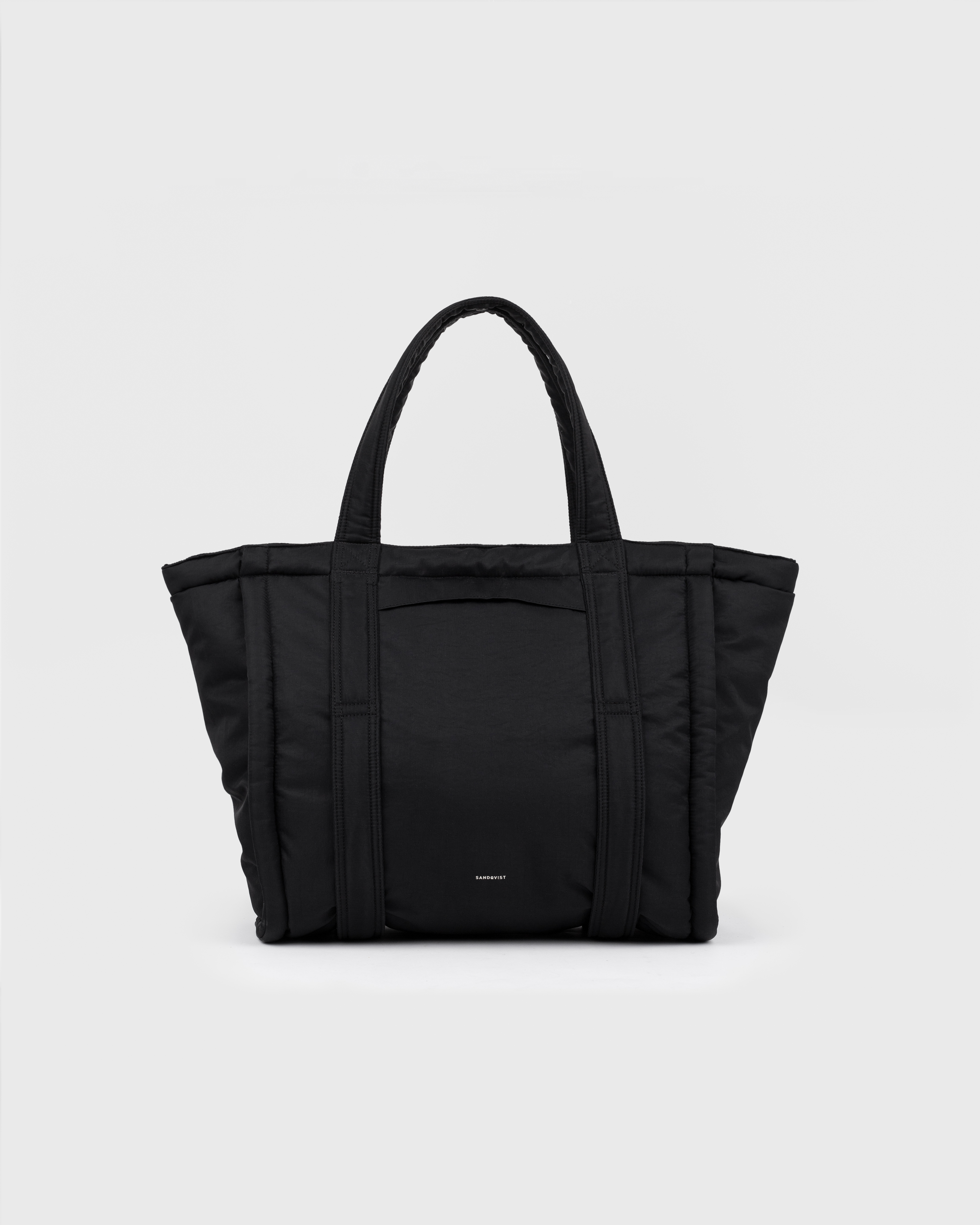 Sandqvist Curve Tote Bag, black. Front view with handles.