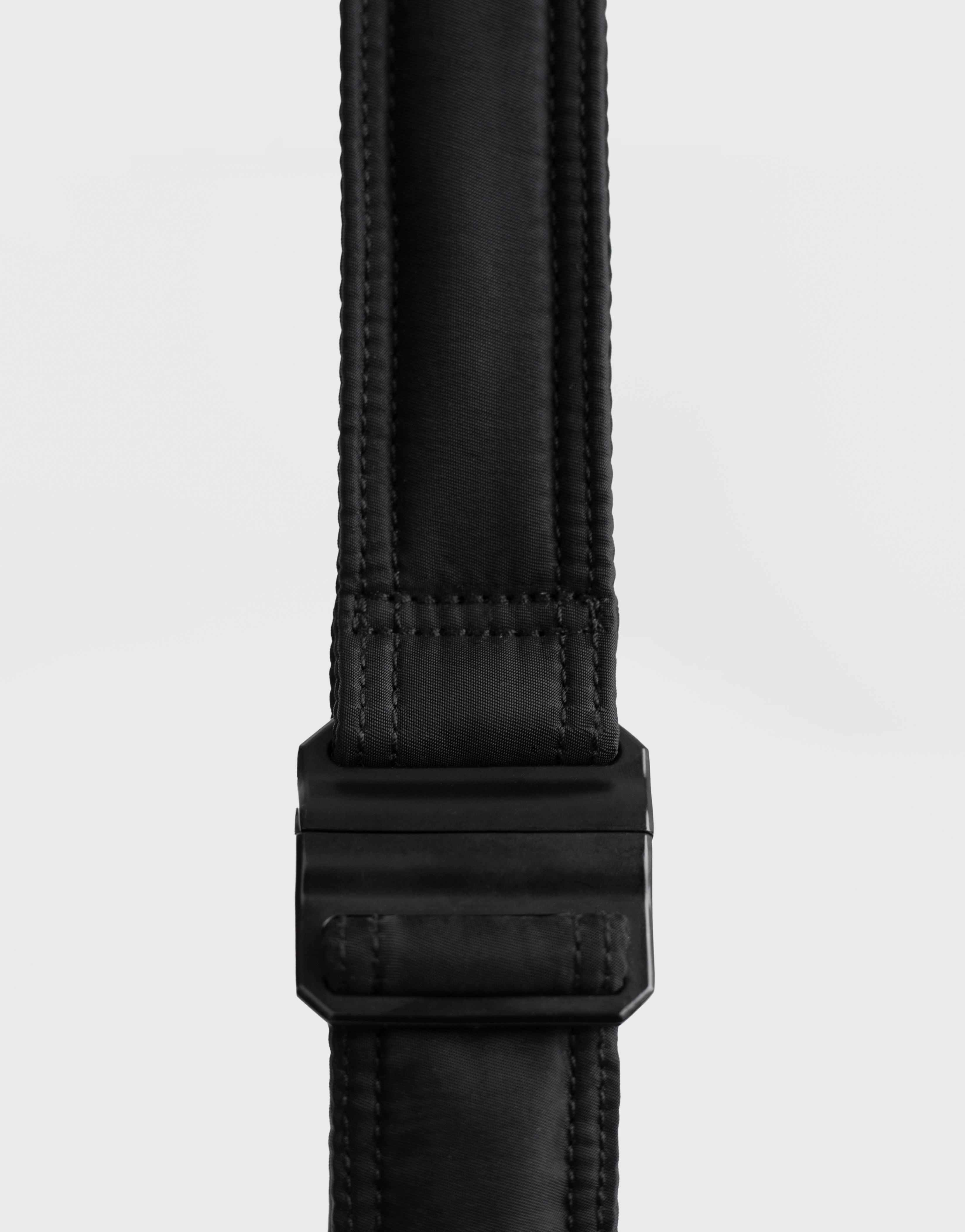 Close-up of the buckle on the handle of Sandqvist Curve Half Moon Bag mini, black.