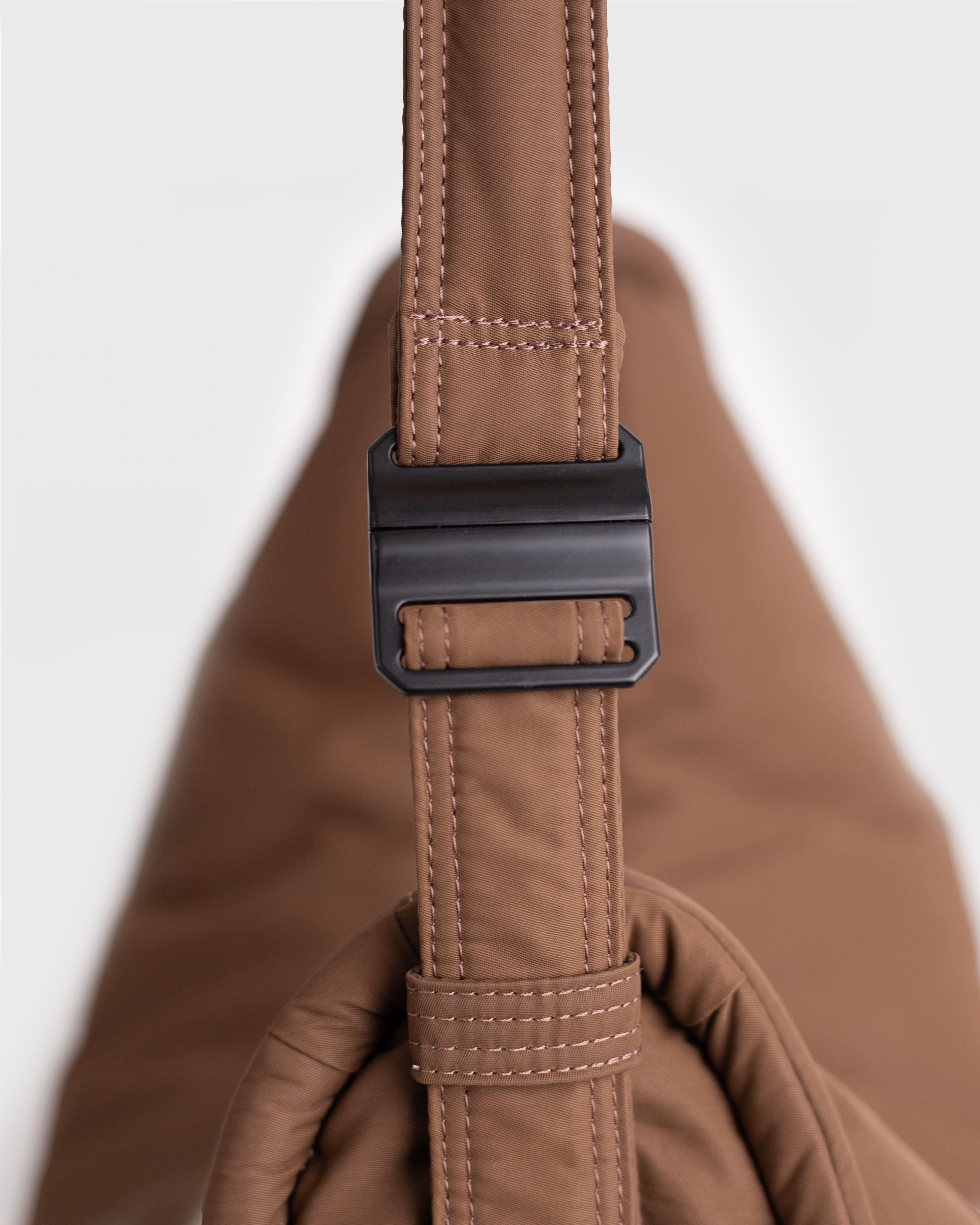 Nahaufnahme des Verstellers der Sandqvist Curve Half Moon Tasche, braun.