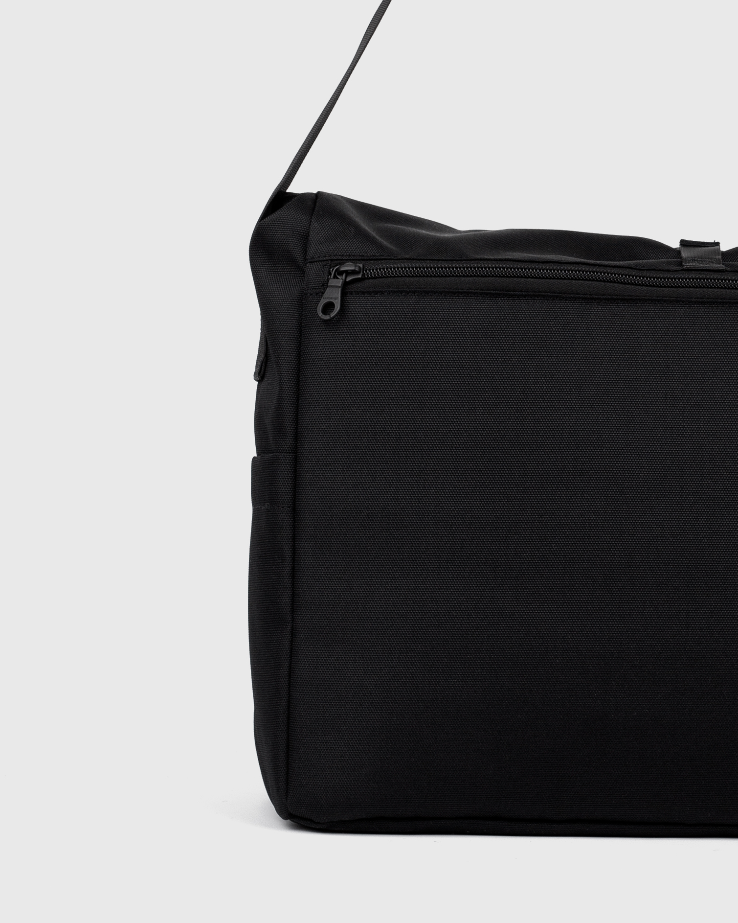 Sandqvist Icon Messenger Bag, black. Back view, close-up of zipper.