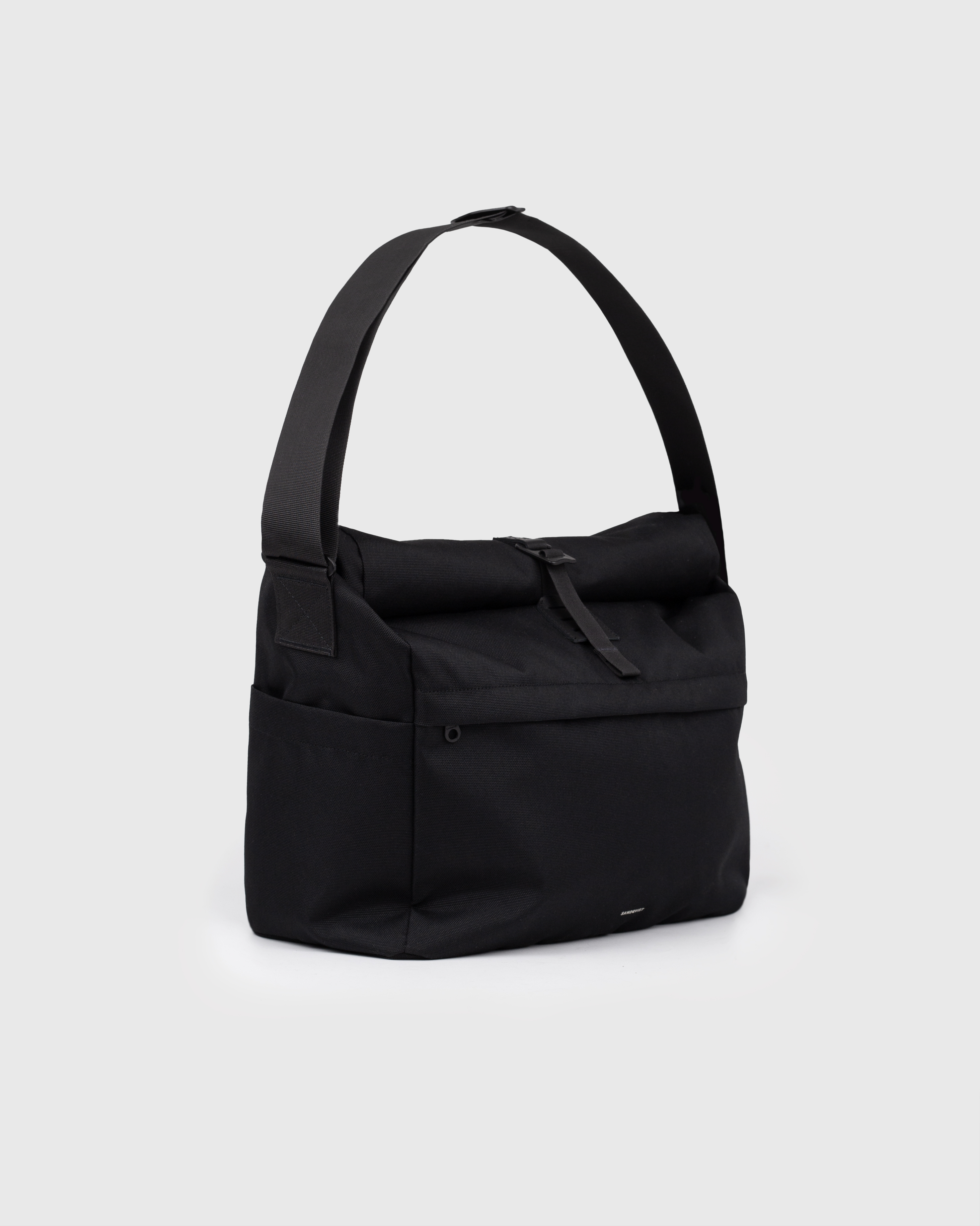Sandqvist Icon Messenger Bag, black. Side view, buckle and shoulder strap.