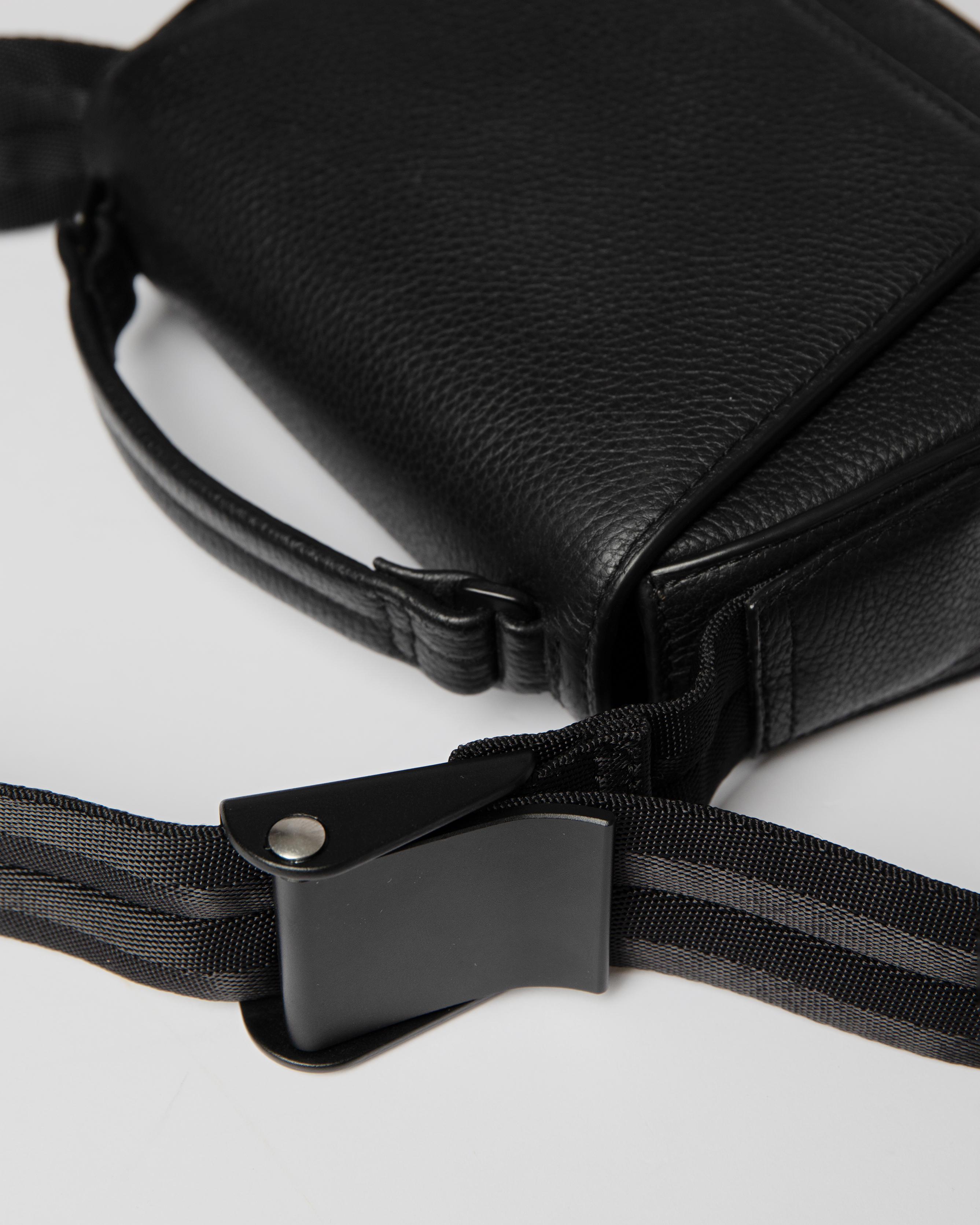 Close-up of the adjuster of the Sandqvist Agile Handle Crossbody Bag, black.