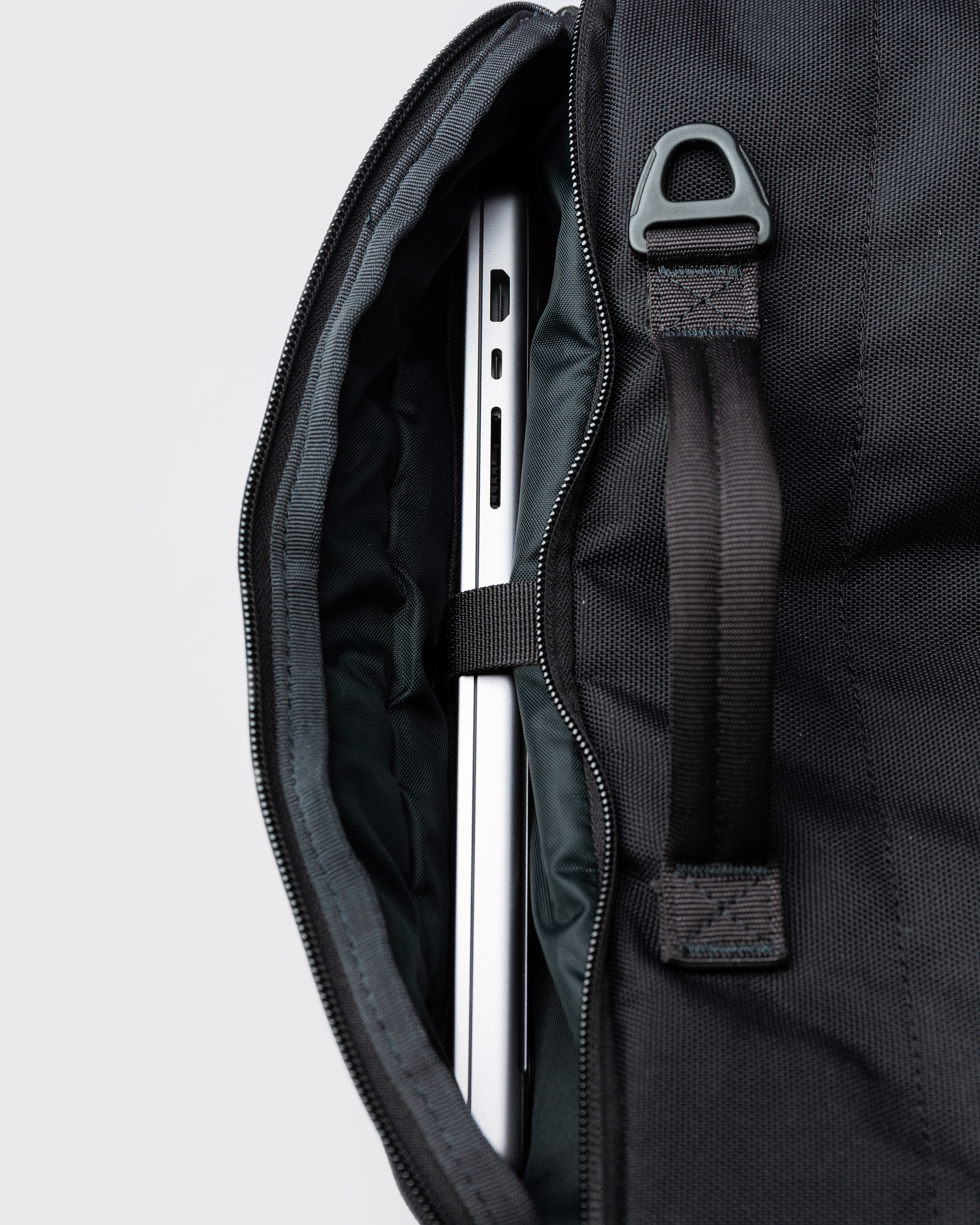 Sandqvist GO 3-way bag L, black. Inside view with laptop in the laptop compartment.