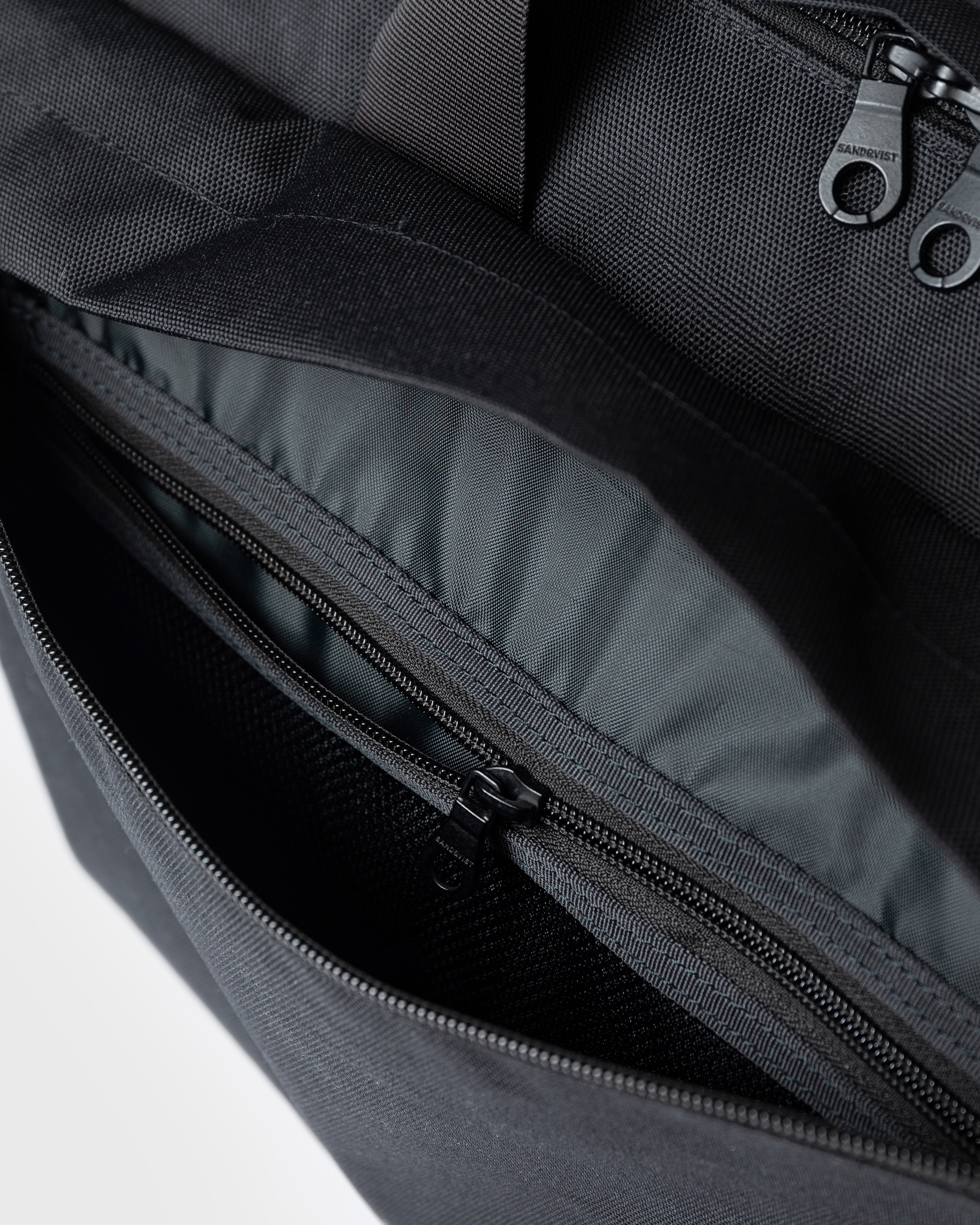 Sandqvist GO 3-way bag L, black. Inside view, pocket with zipper.