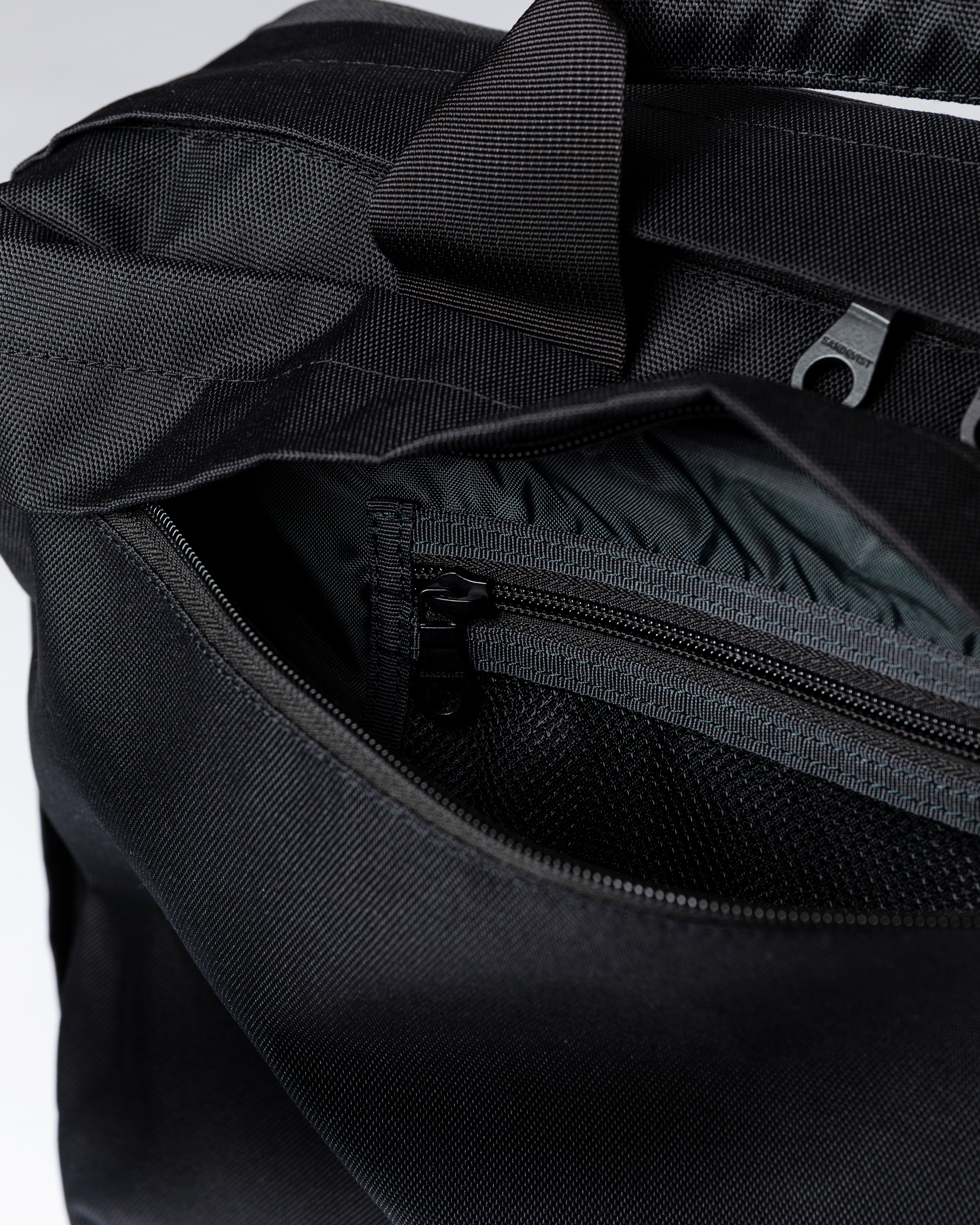 GO 3-Way Bag M, black. Inside view of the pocket with zipper.