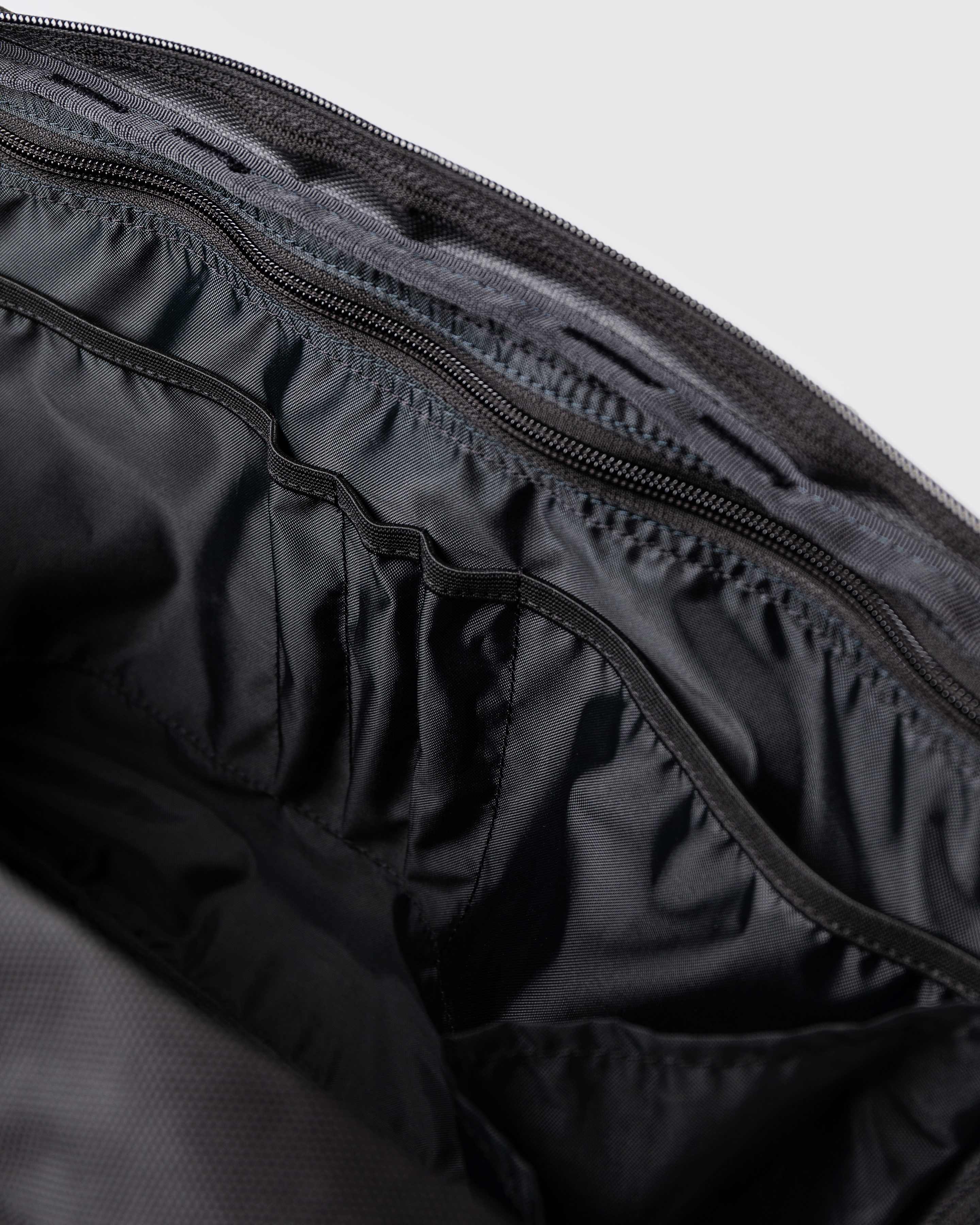 GO Briefcase, black. Inside view, inner pockets.