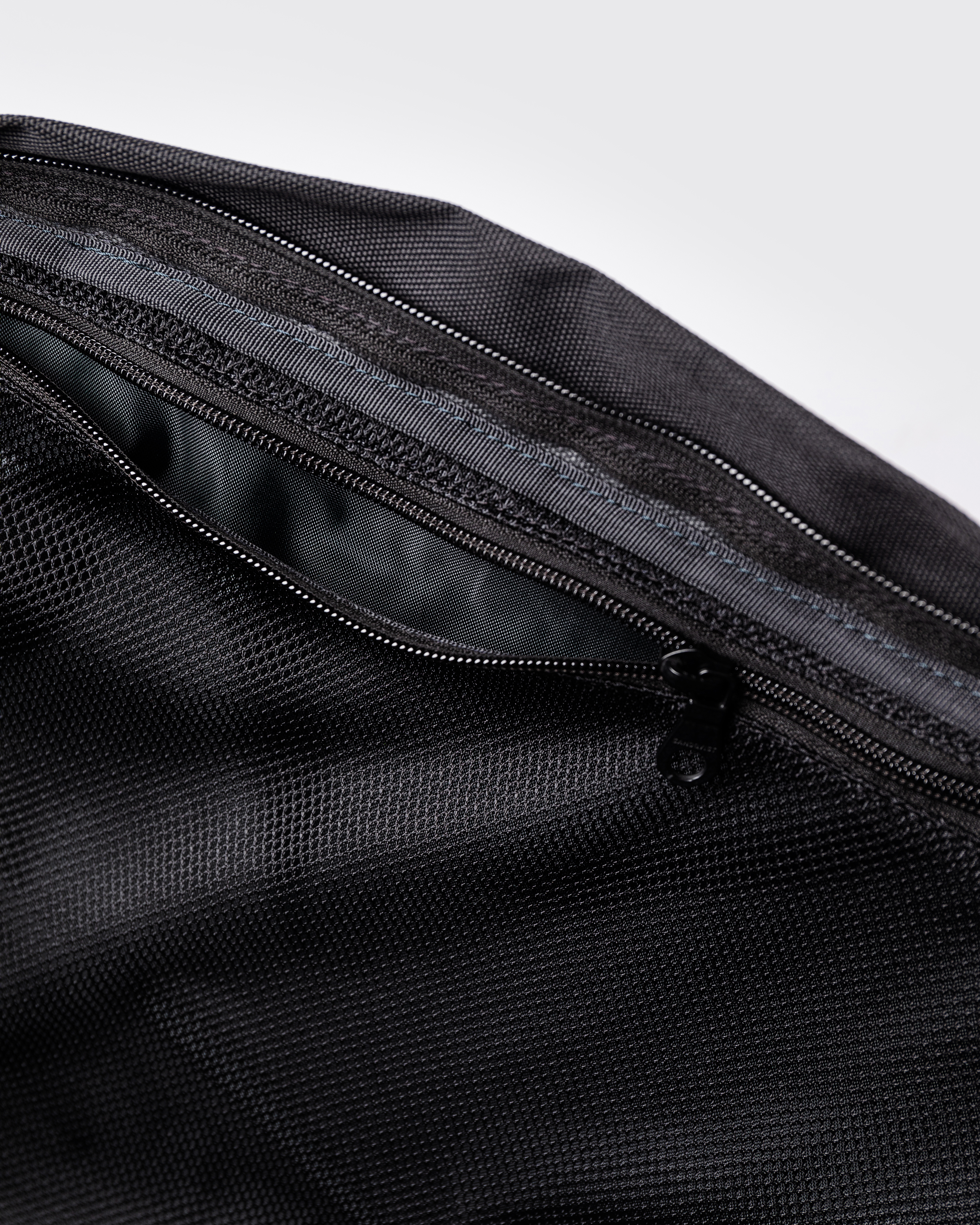 GO Briefcase, black. Inside view, inner zipper pocket.