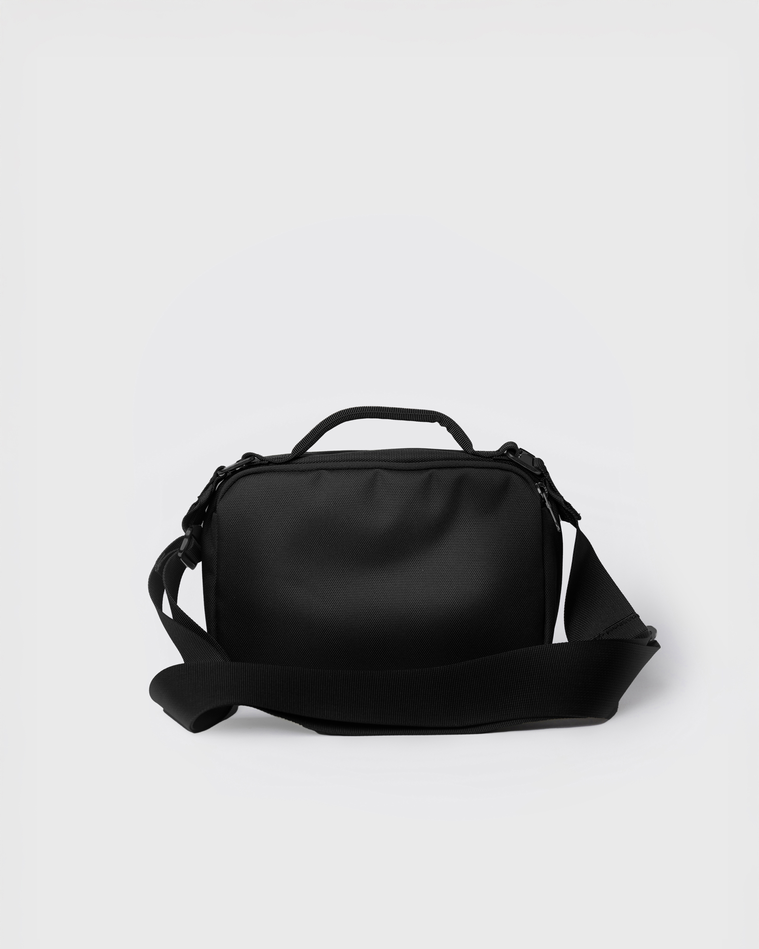 Sandqvist GO Shoulder Bag, black. Back view, handle and shoulder strap.