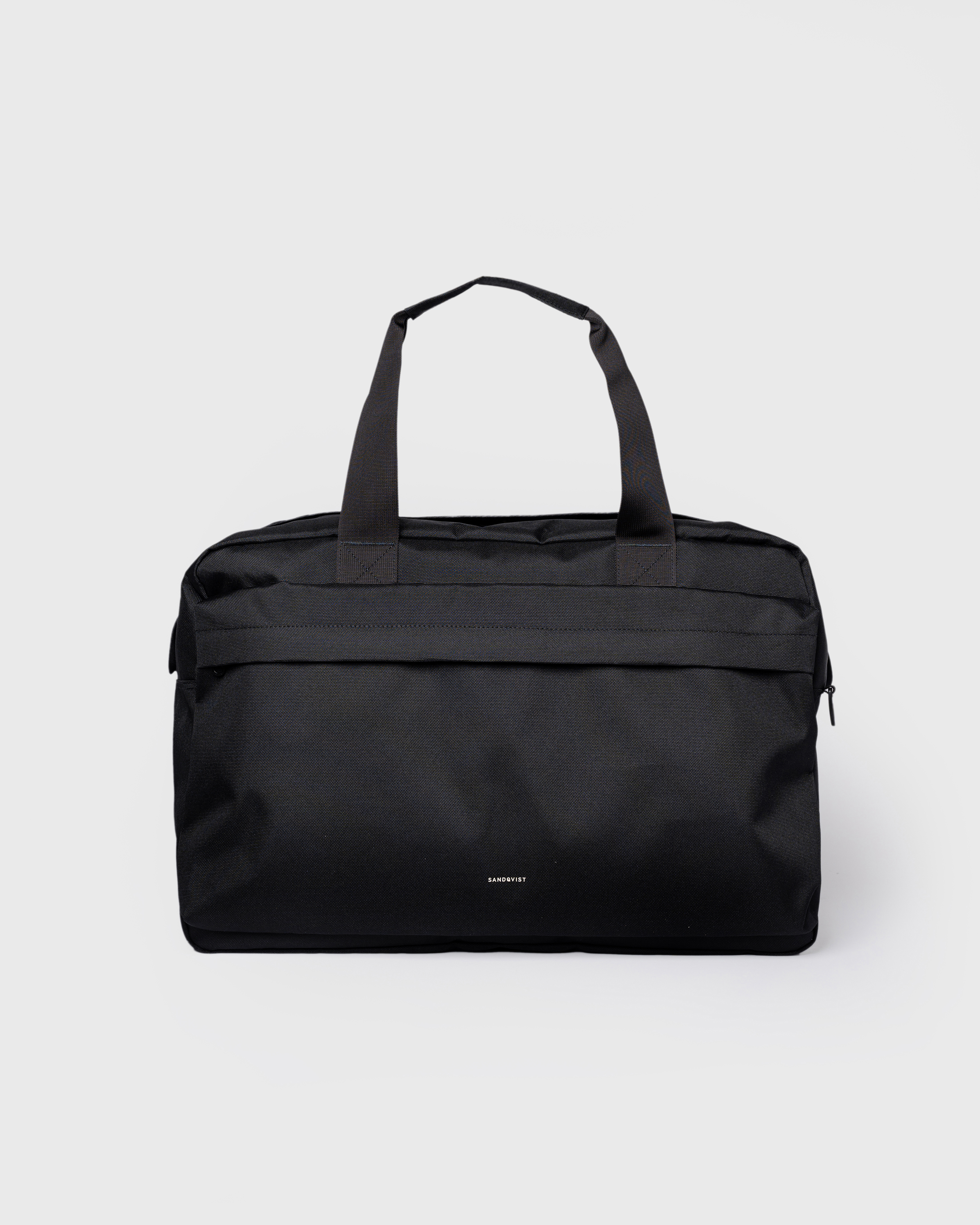 Sandqvist GO Weekender L, black. Front view, front pocket with zipper and handles.