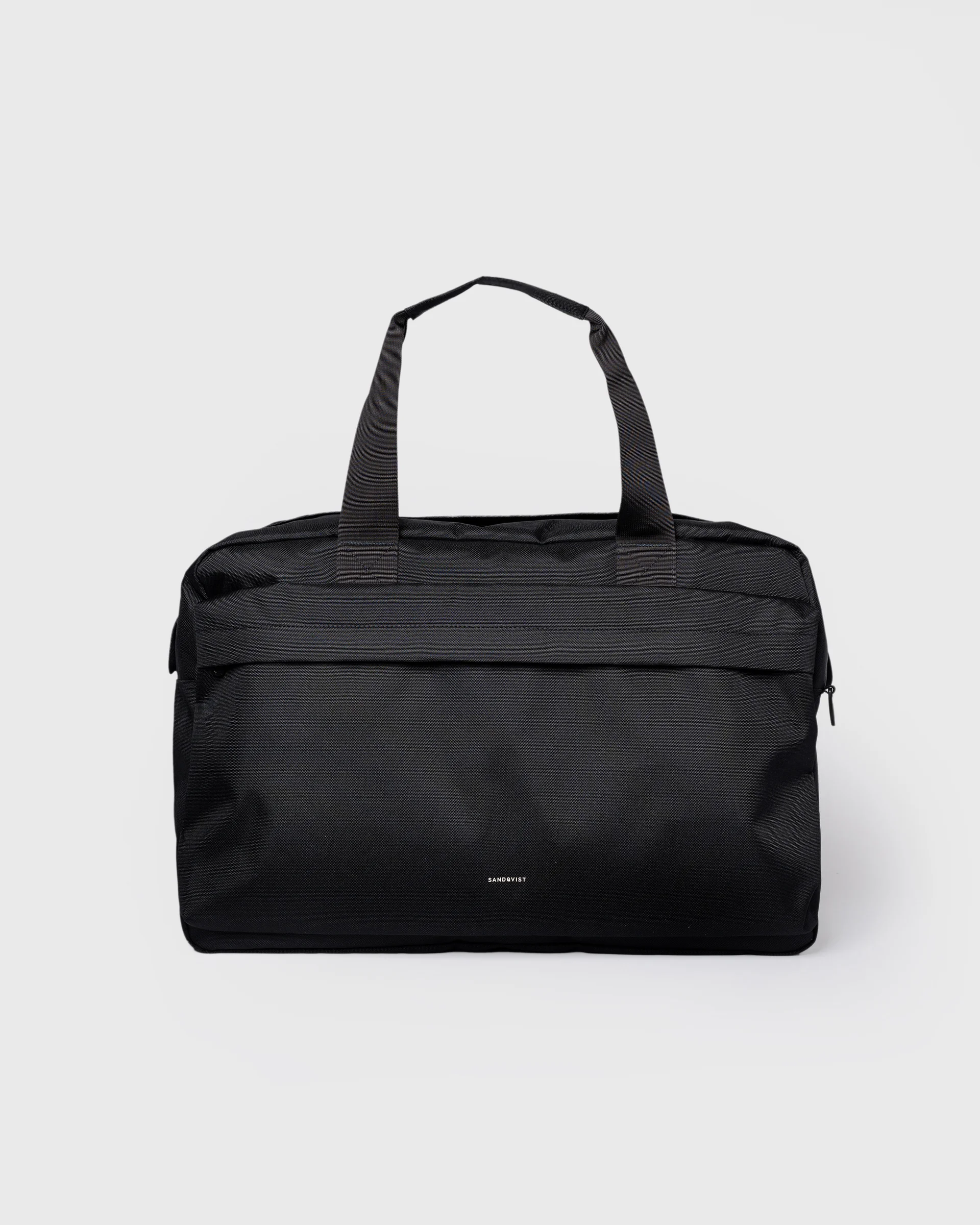 Sandqvist GO Weekender L, black. Front view, front pocket with zipper and handles.