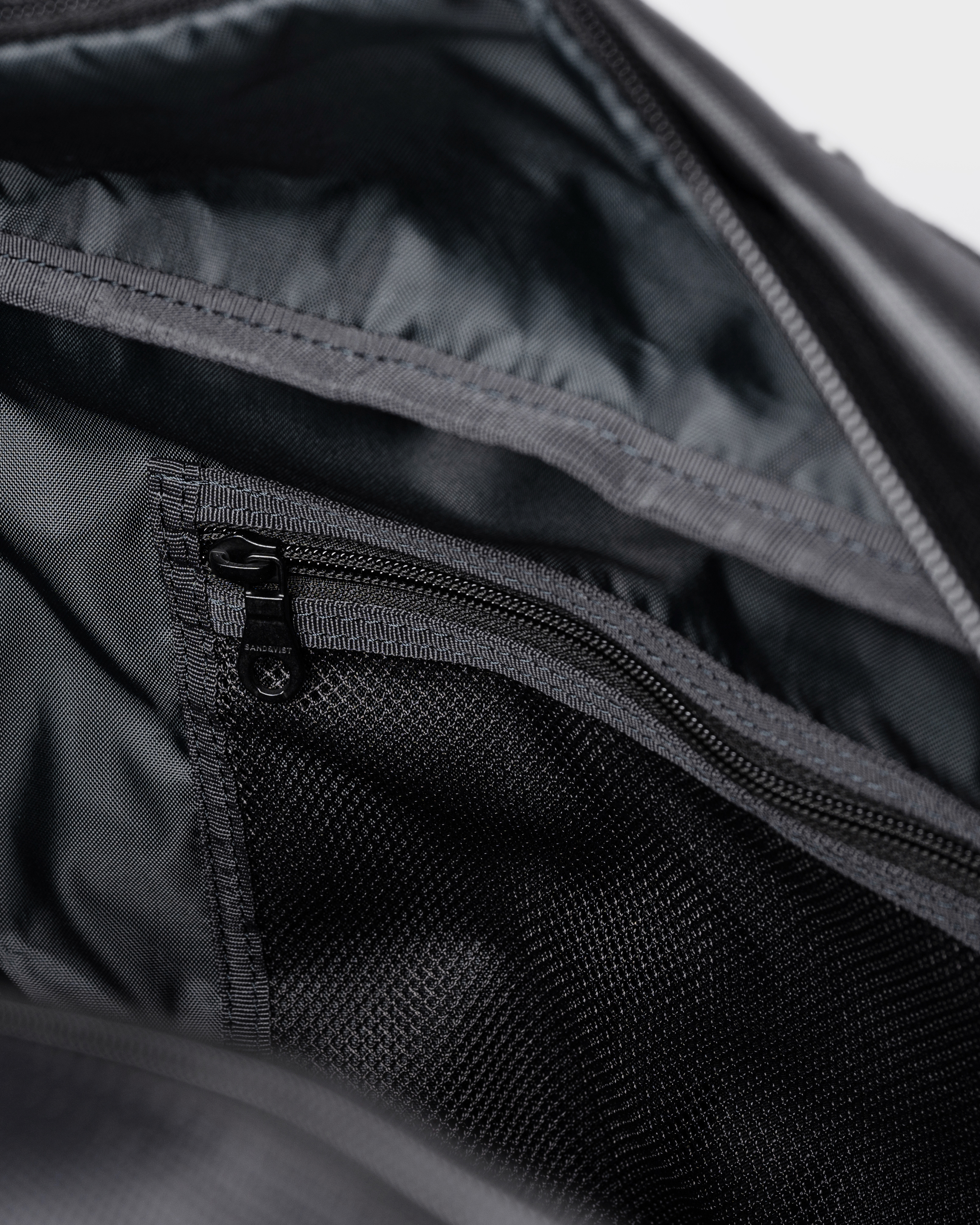 Sandqvist GO Weekender L, black. Inside view, inside pocket with zipper.