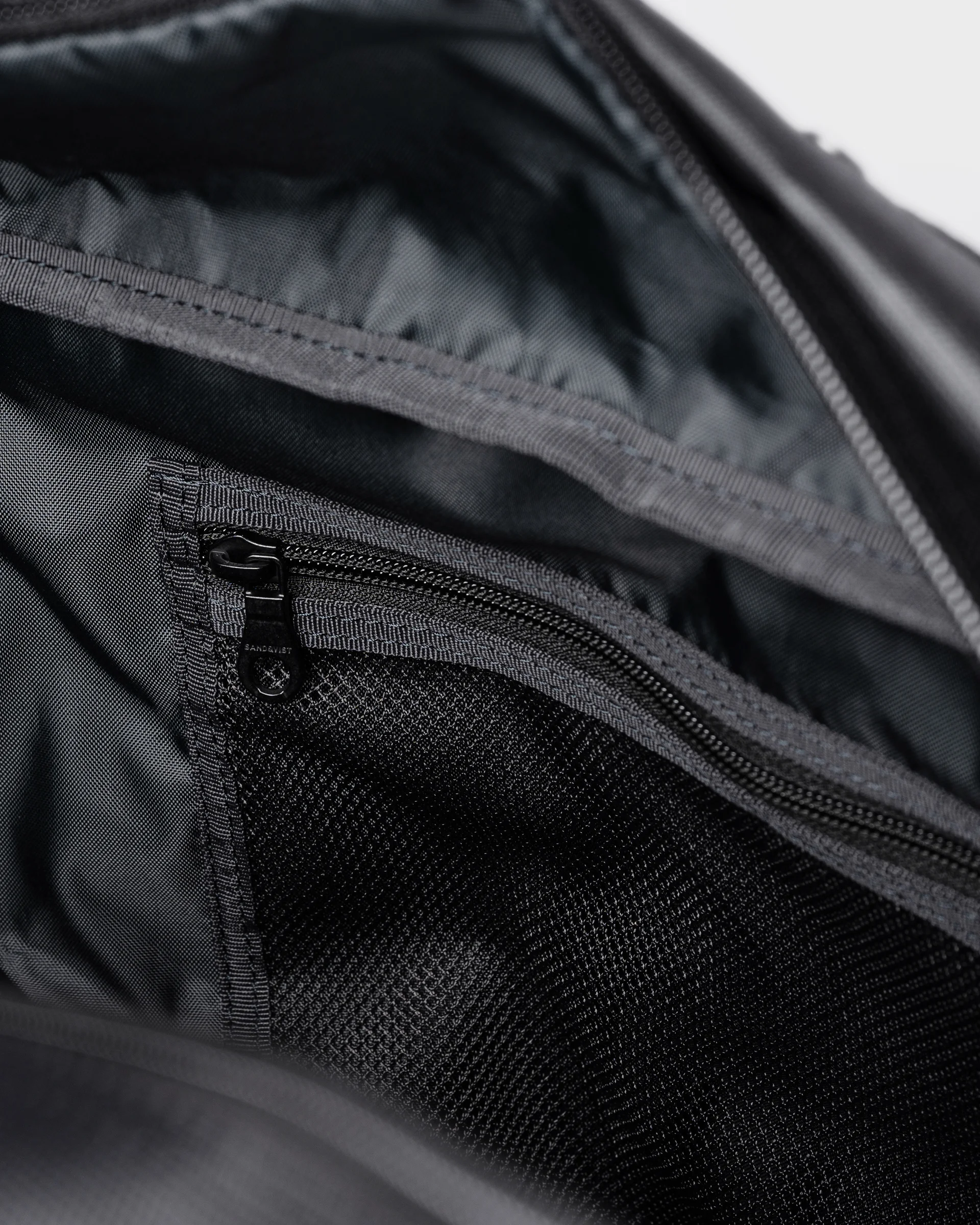 Sandqvist GO Weekender L, black. Inside view, inside pocket with zipper.