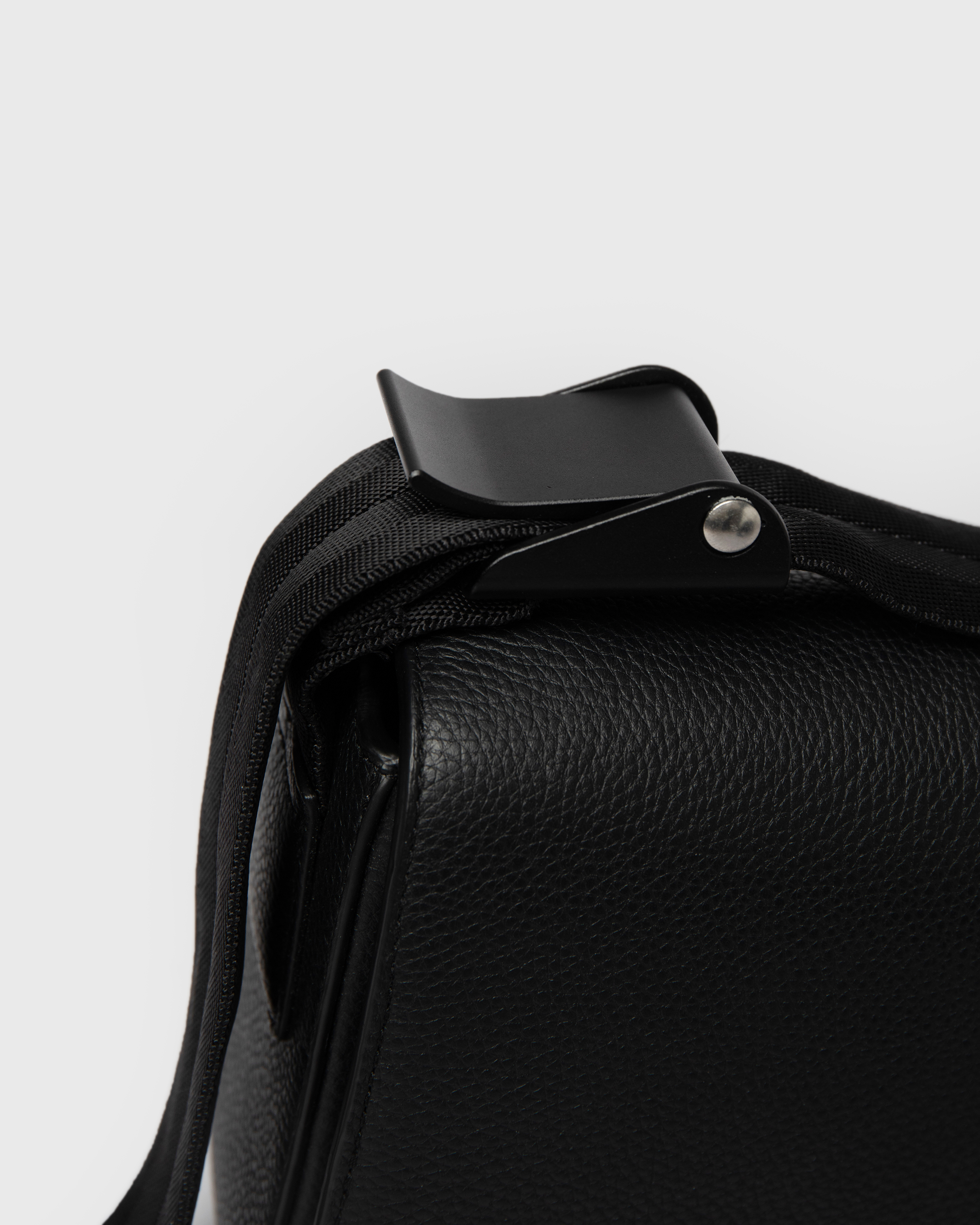 Close-up of the adjuster of the Sandqvist Agile Crossbody Bag, black.
