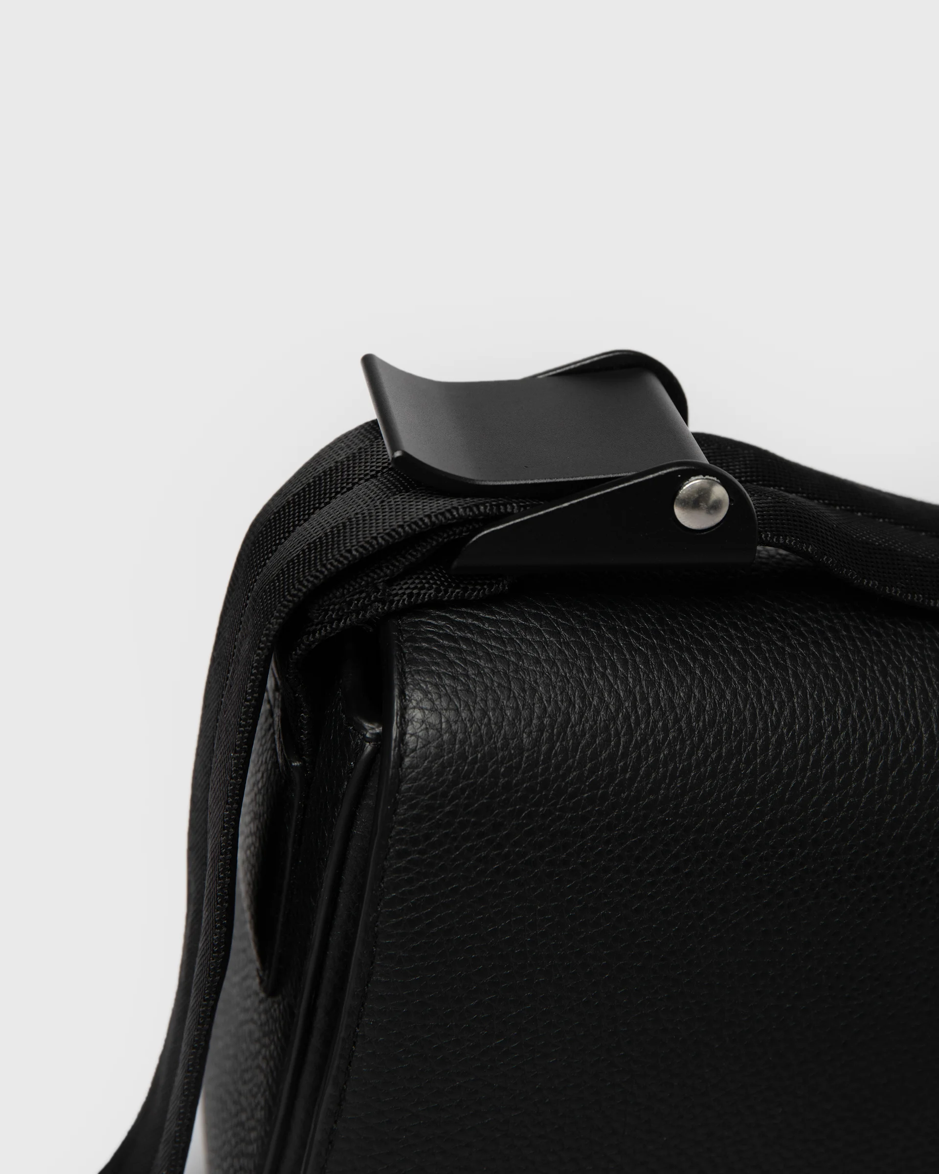 Close-up of the adjuster of the Sandqvist Agile Crossbody Bag, black.