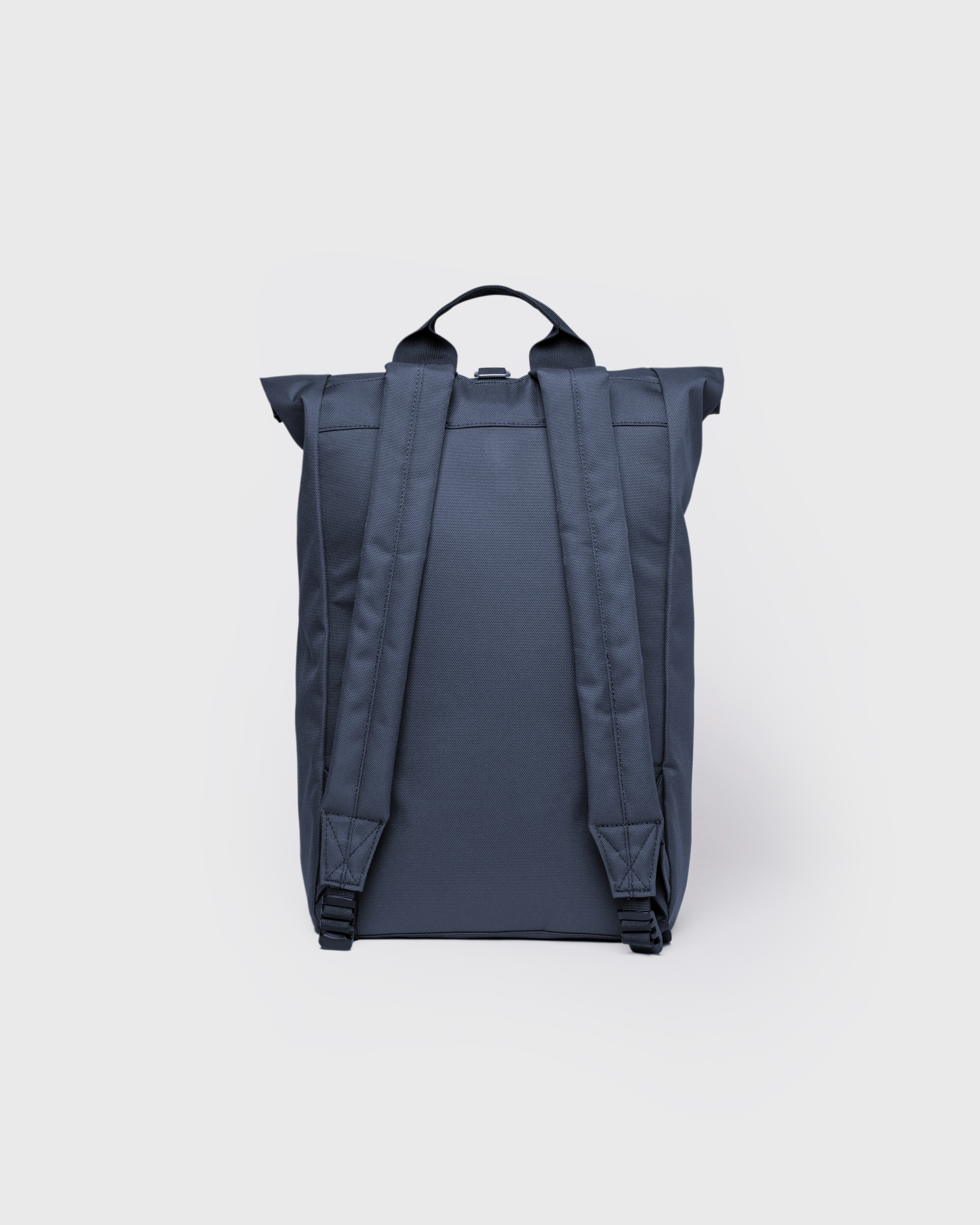 Sandqvist Ground Rolltop Backpack L, blue. Back view, shoudler straps and handle.