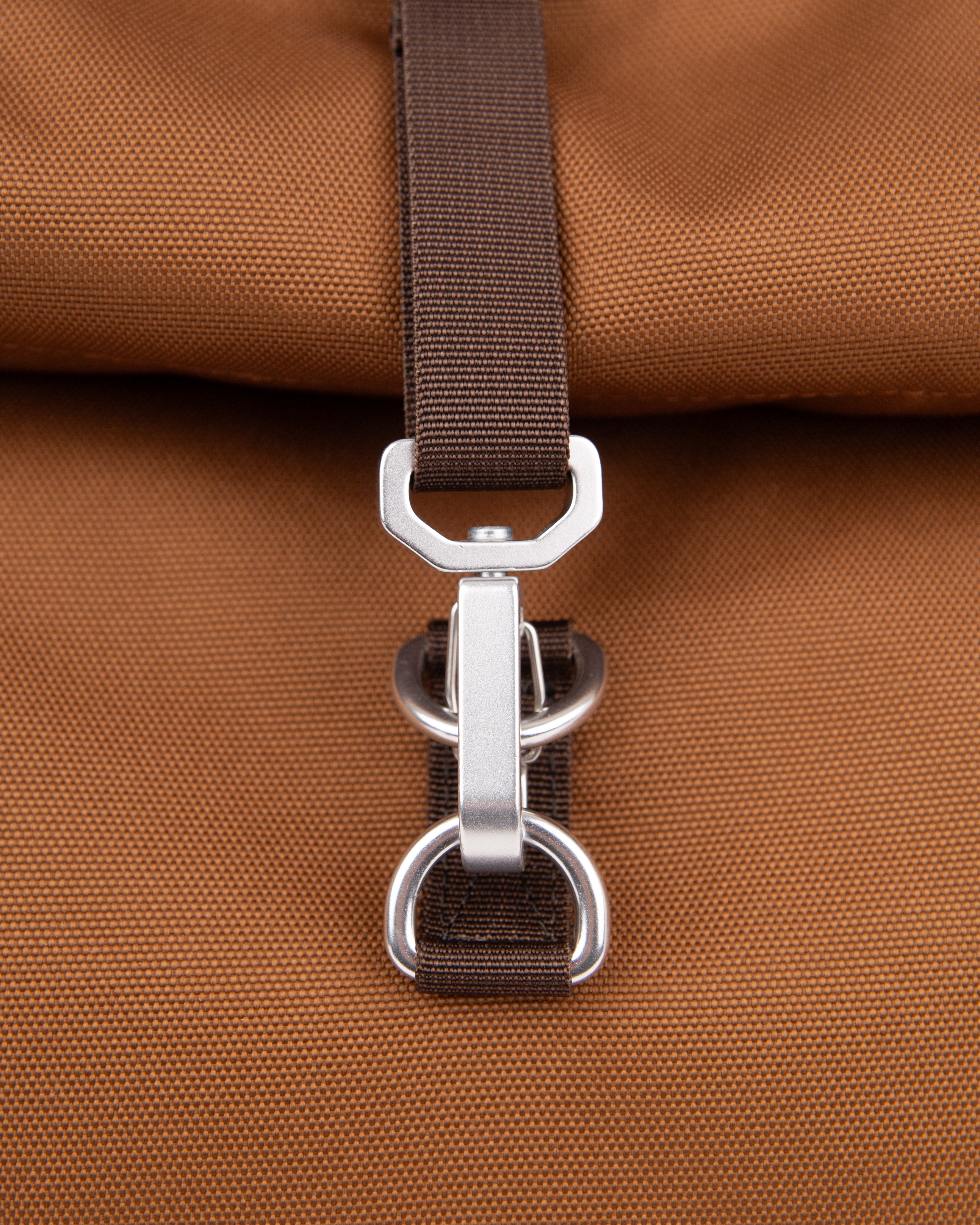 Sandqvist Ground Rolltop Backpack L, brown. Close-up of front buckle.