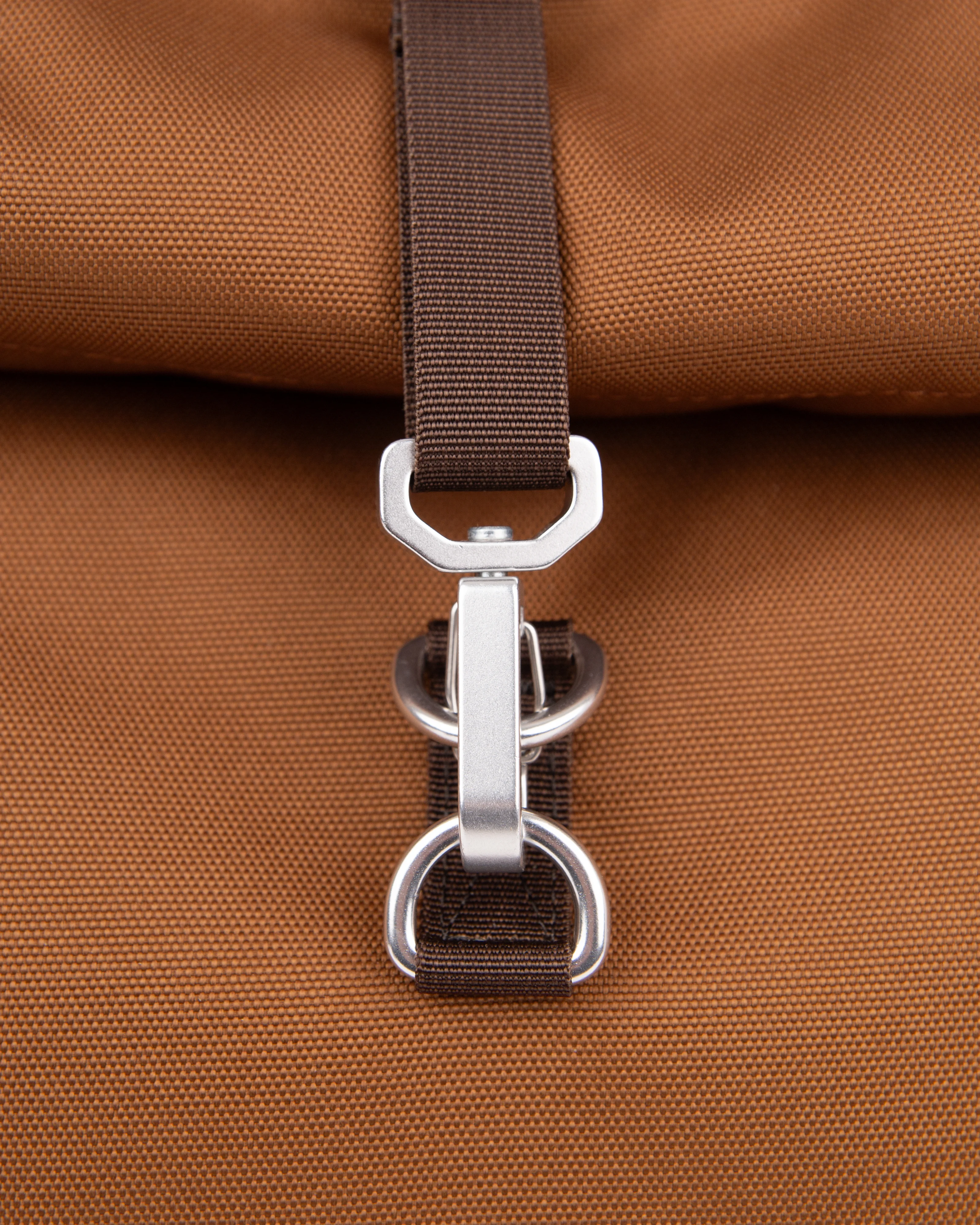 Sandqvist Ground Rolltop Backpack L, brown. Close-up of front buckle.