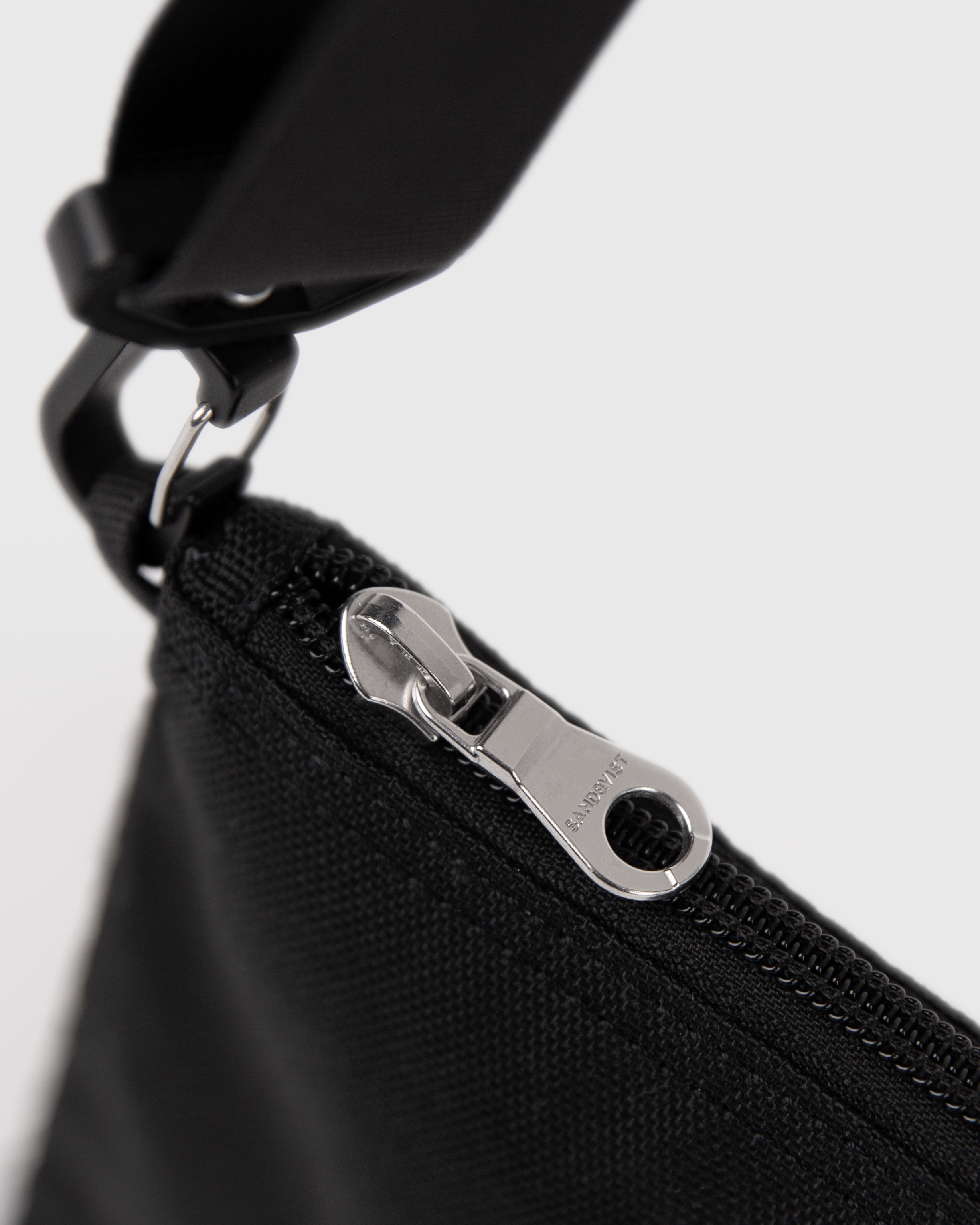 Sandqvist Ground Sacoche Slim, black. Close-up of the zipper.