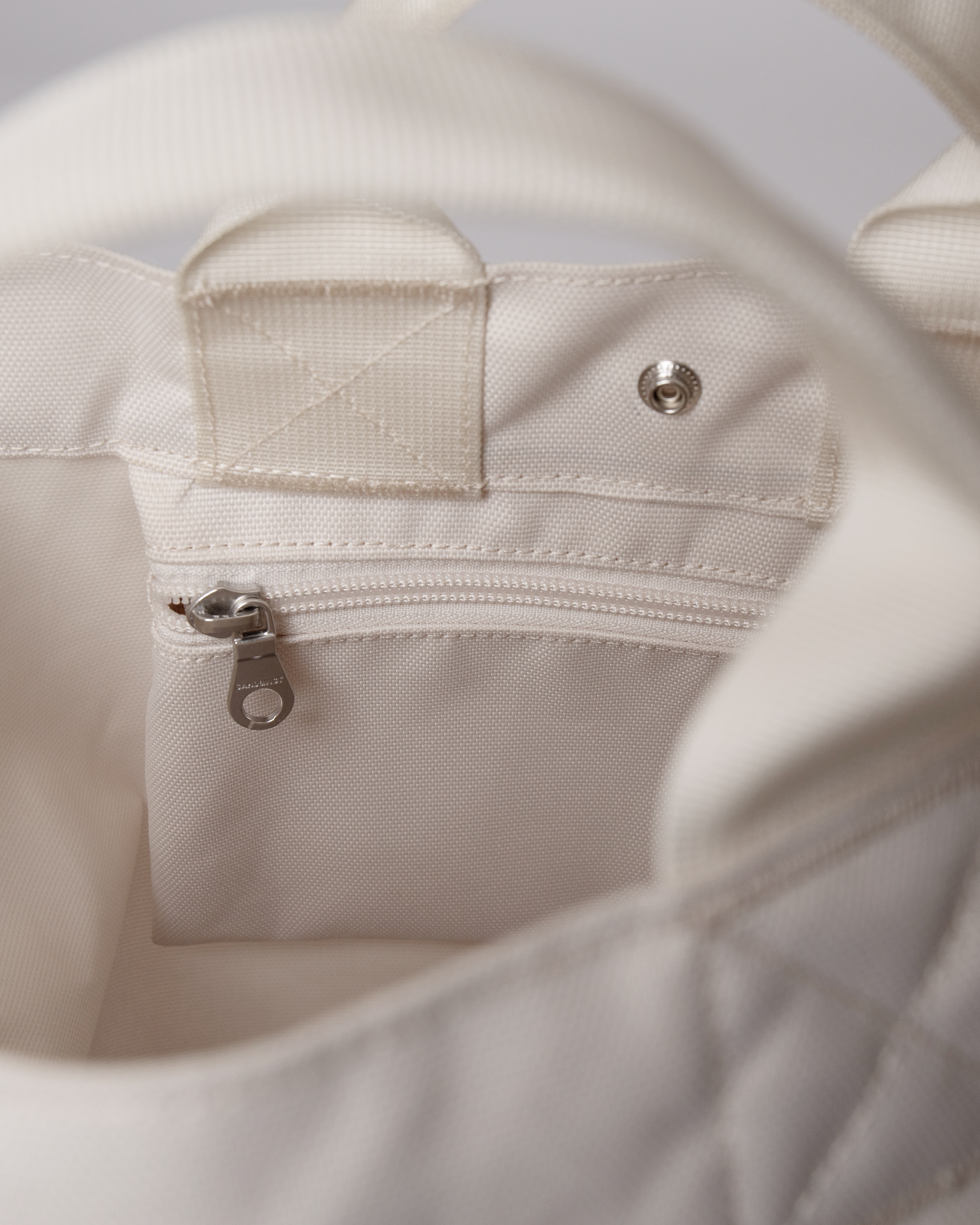 Sandqvist Ground Shopper Bag, white. Inside view, inside pocket with zipper.