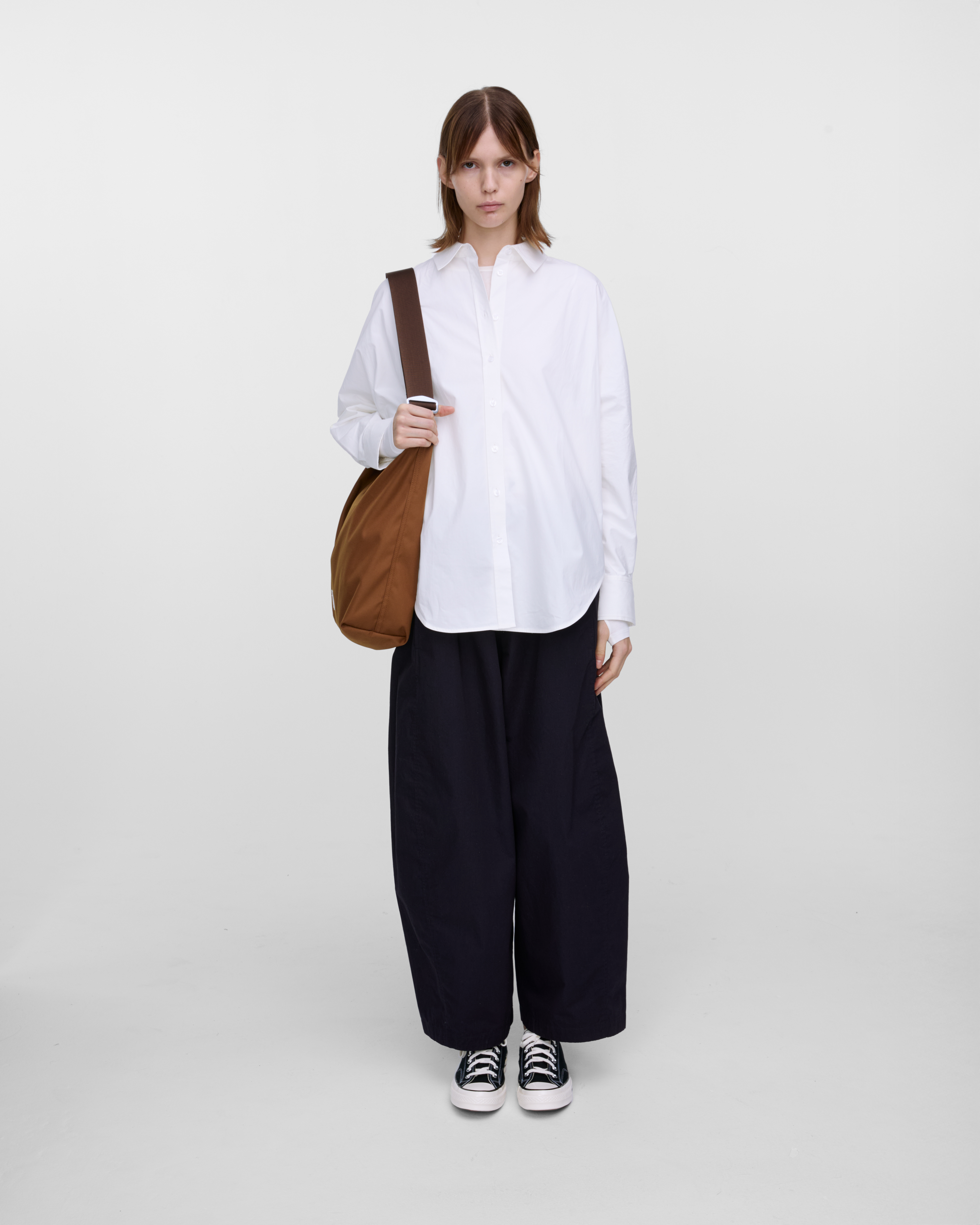 Mannequin féminin portant le sac Sandqvist Ground Shopper Bag, marron. Vue de face, portant le sac sur une épaule.