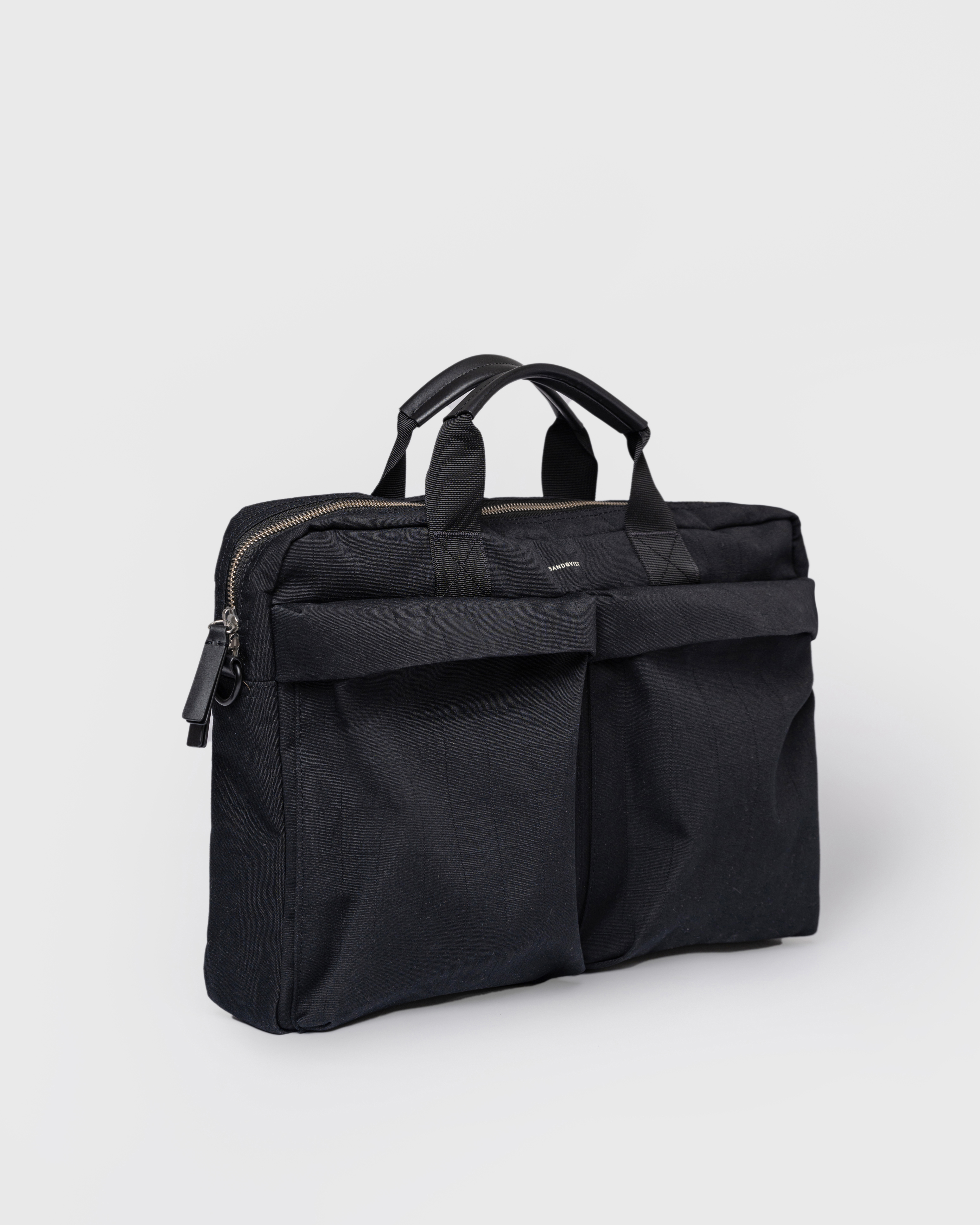 Sandqvist Everyday Briefcase, black. Front view, two front pockets, two handles and zipper of the main compartment. 