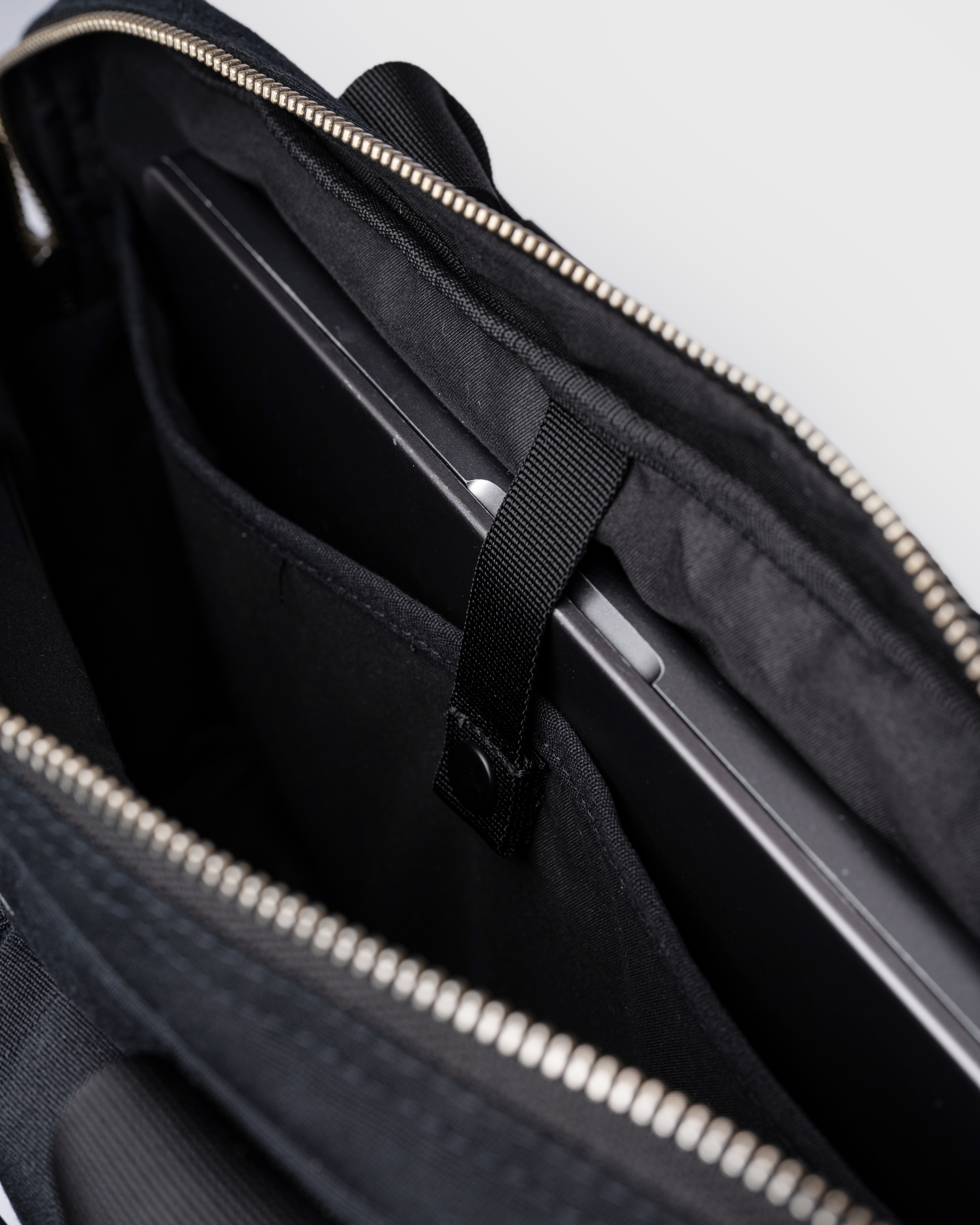 Sandqvist Everyday Briefcase, black. Inside view, laptop compartment and main compartment with zipper. 