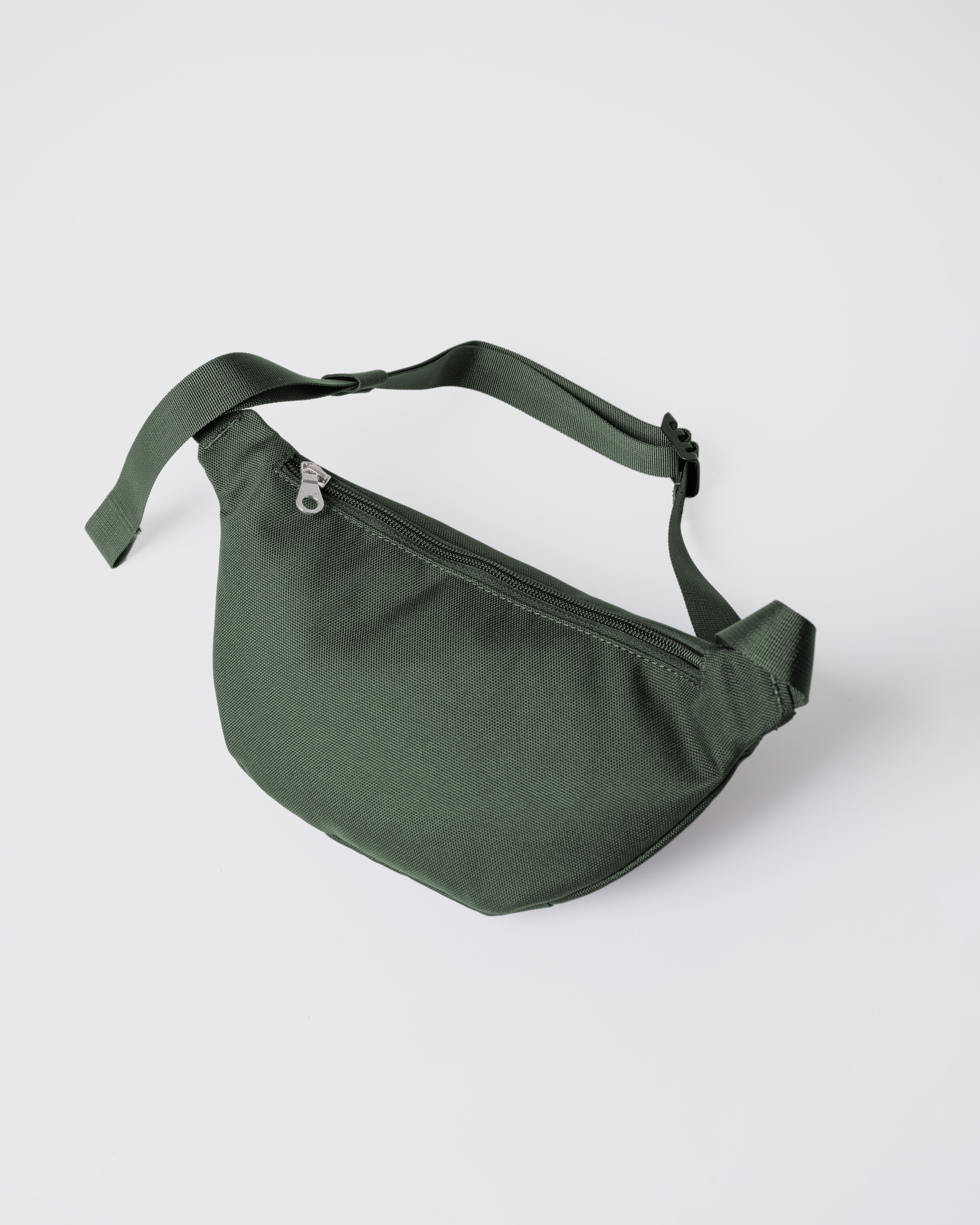 Sandqvist Ground Crossbody Bag, green. Back view, zipper and shoulder strap.
