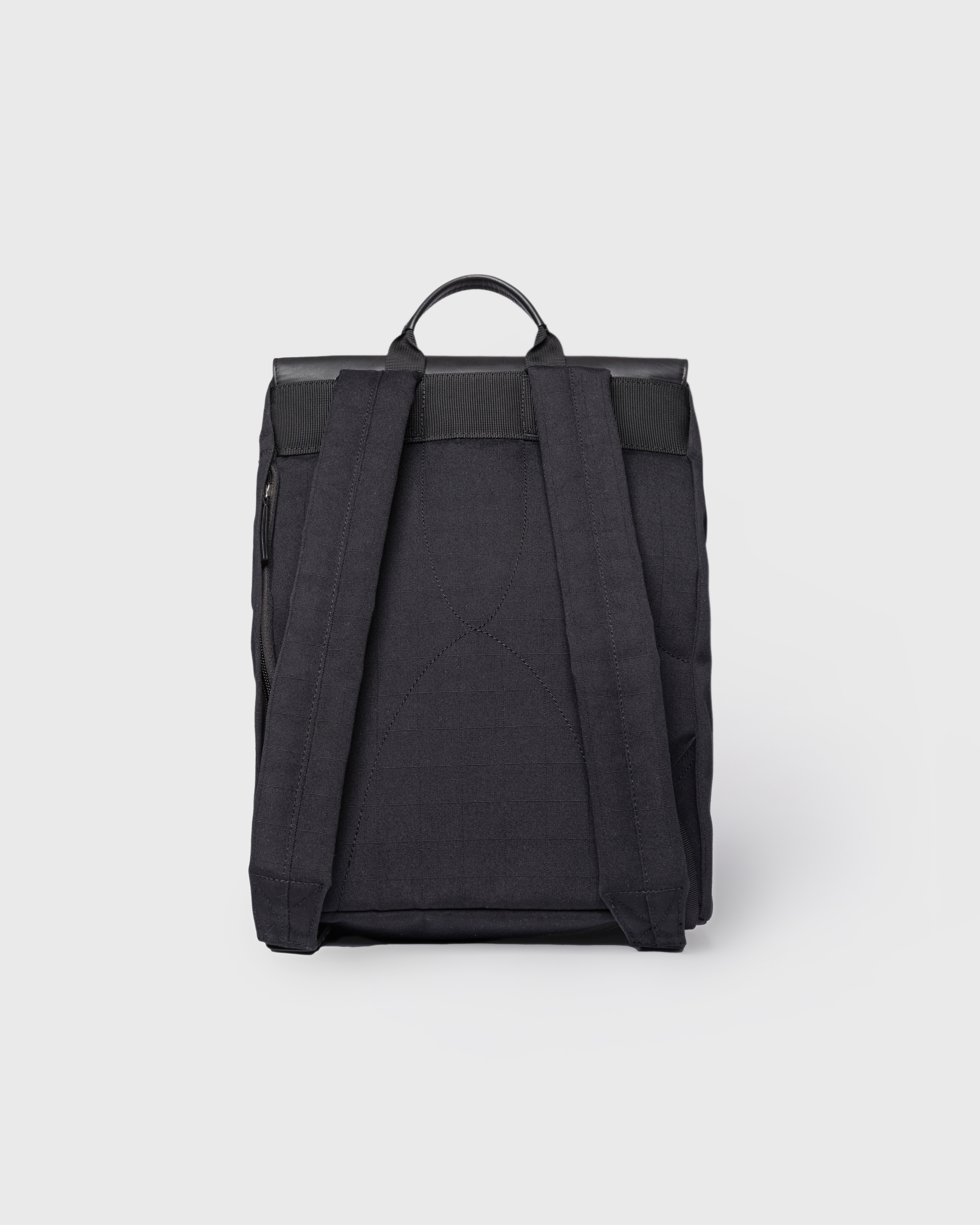 Sandqvist Everyday Lid Backpack M, black. Back view, two shoulder straps and handle.