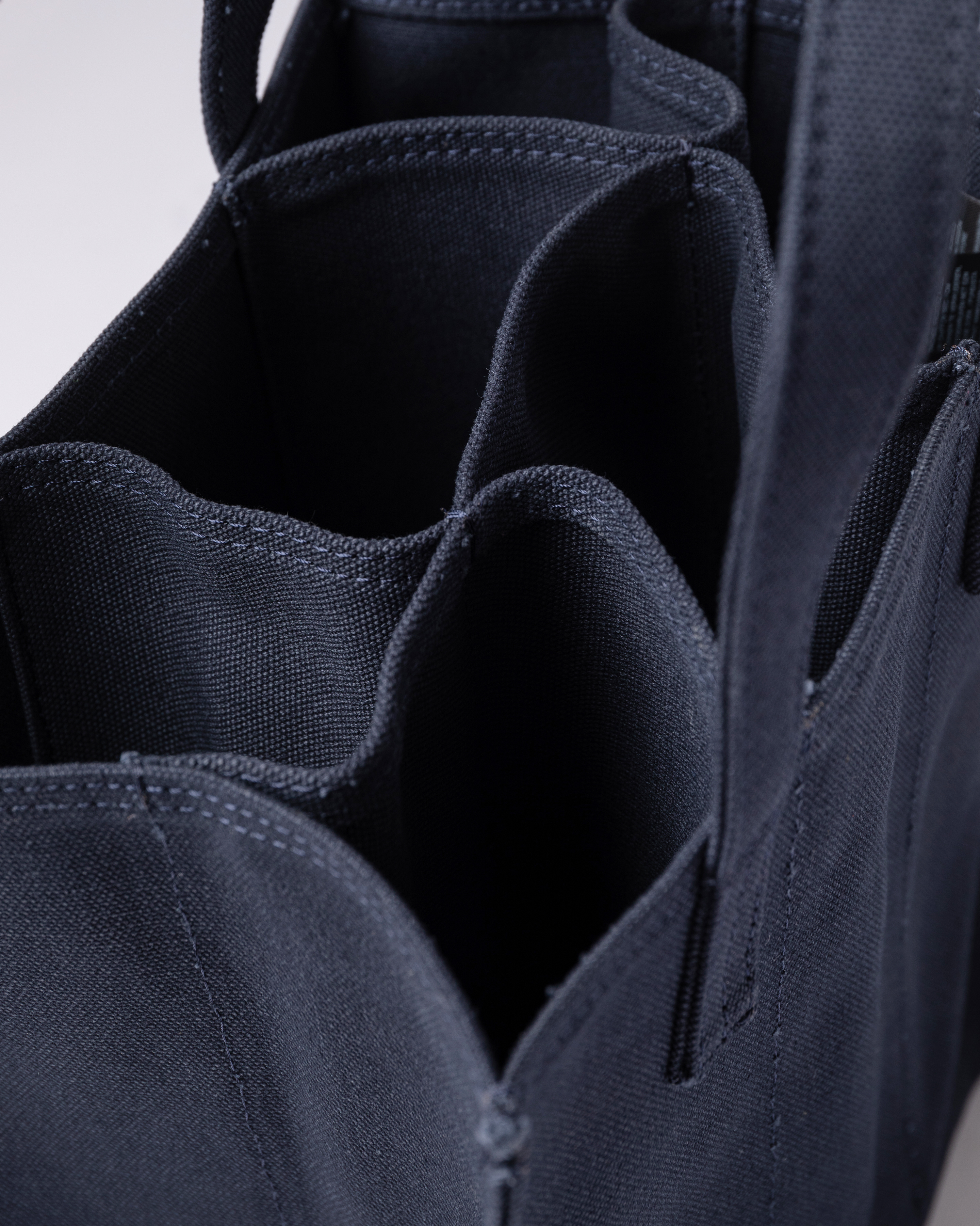Pockets for bottles in the Bottle Bag Sandqvist Bottle bag in Navy. 