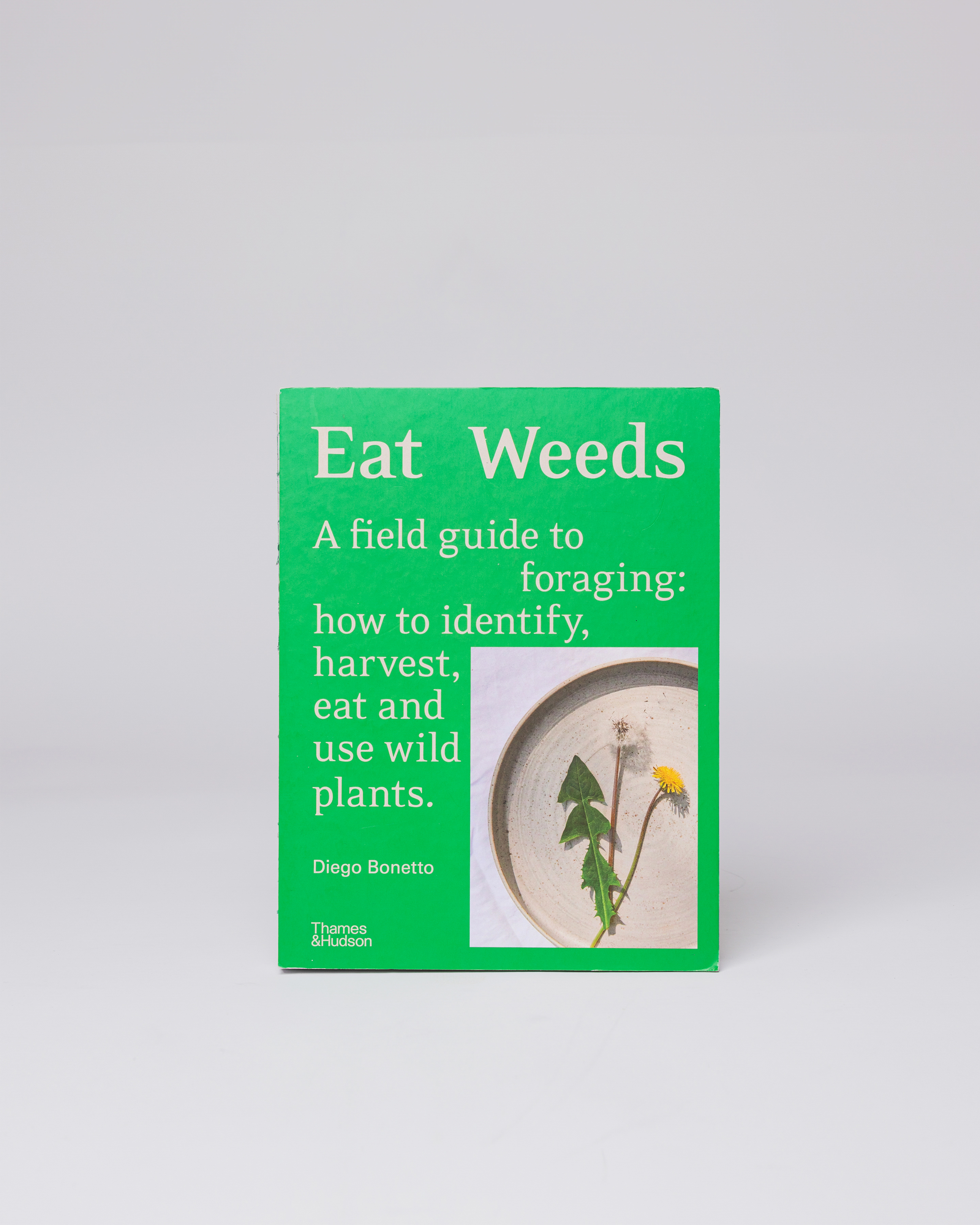 A green book with the text Eat Weeds. Front view showing the book Sandqvist Eat weeds.
