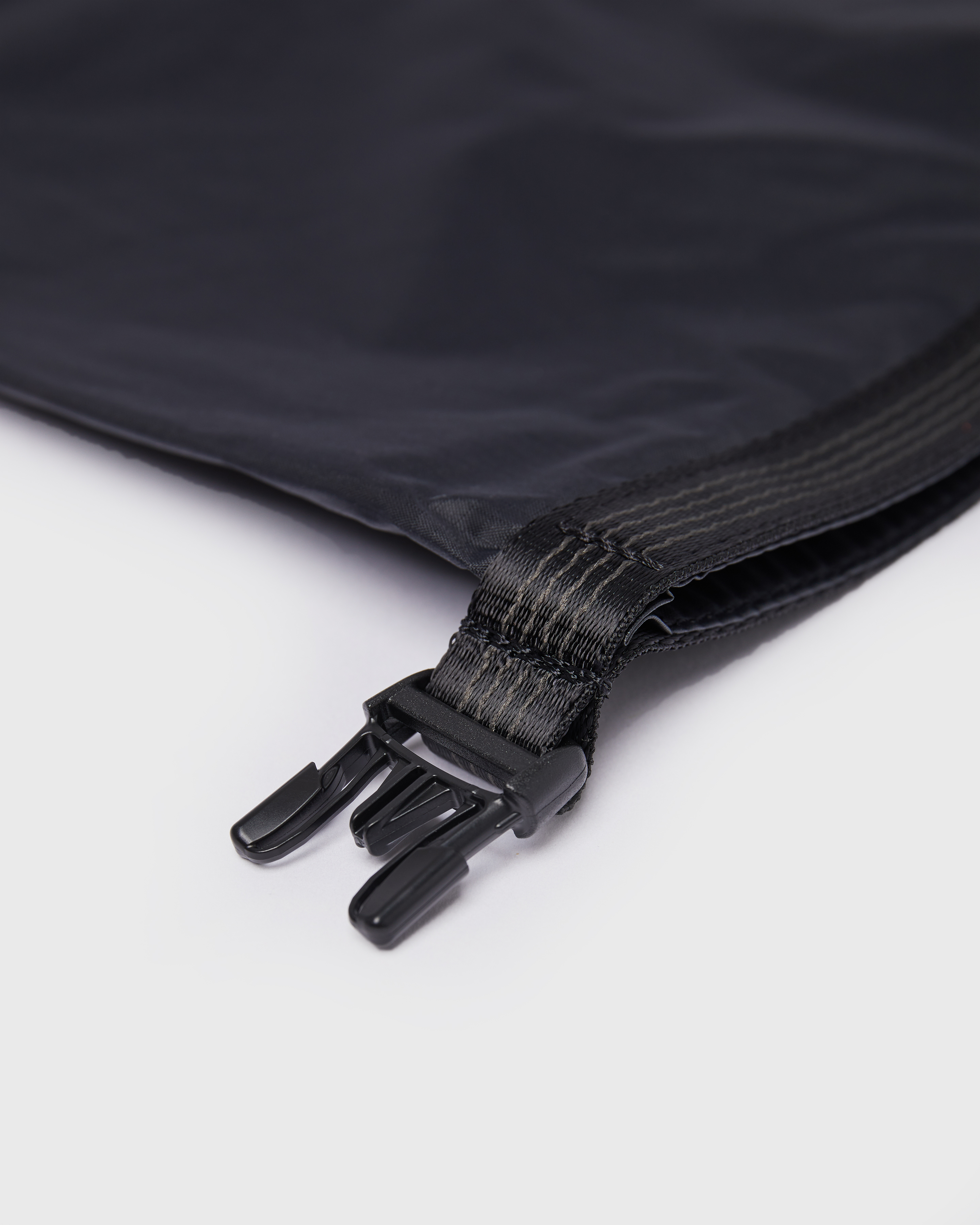Close up of black buckle on Sandqvist ITEMS Dry Bag in black.