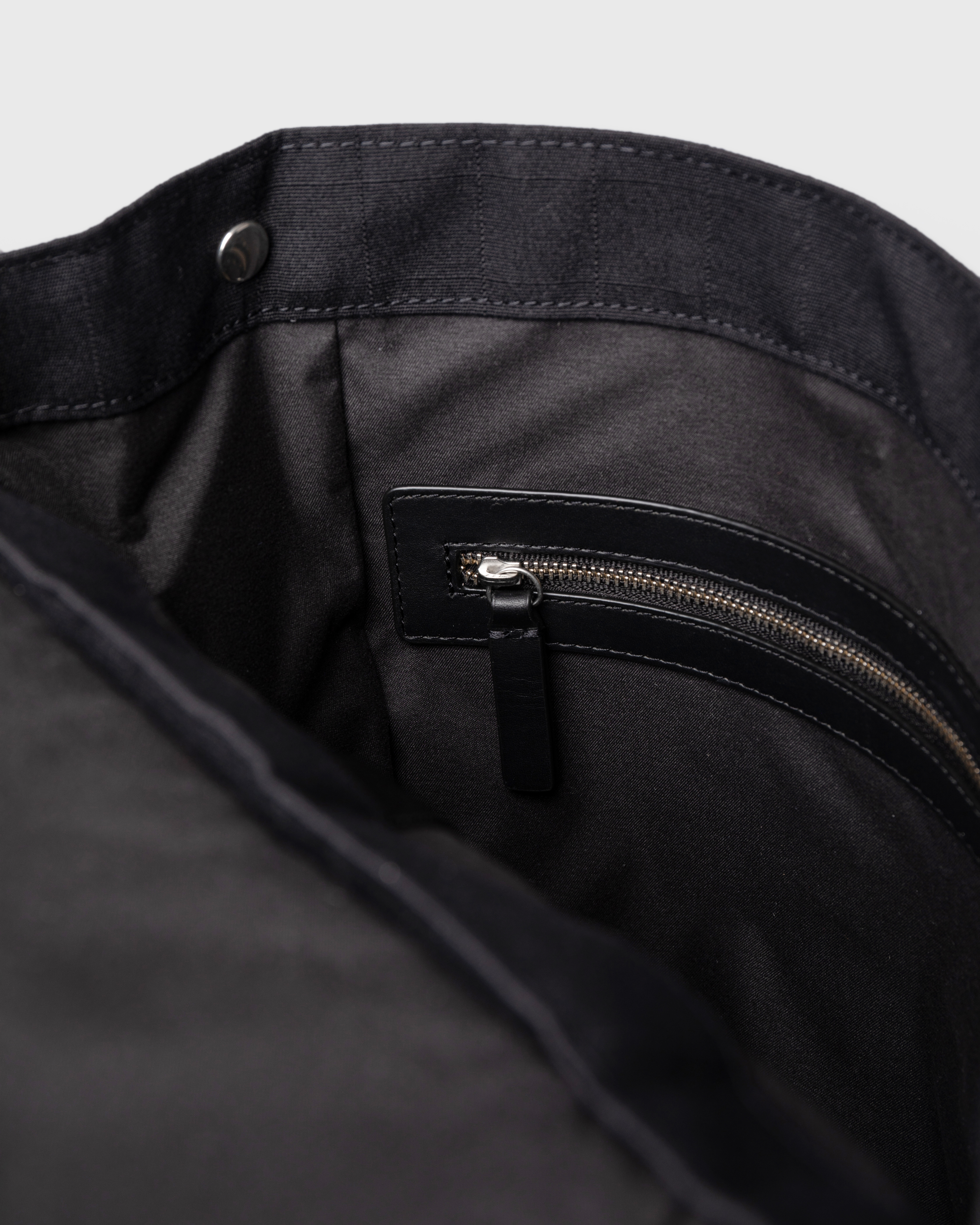 Sandqvist Everyday Lid Backpack M, black. Inside view, inside zipper pocket.