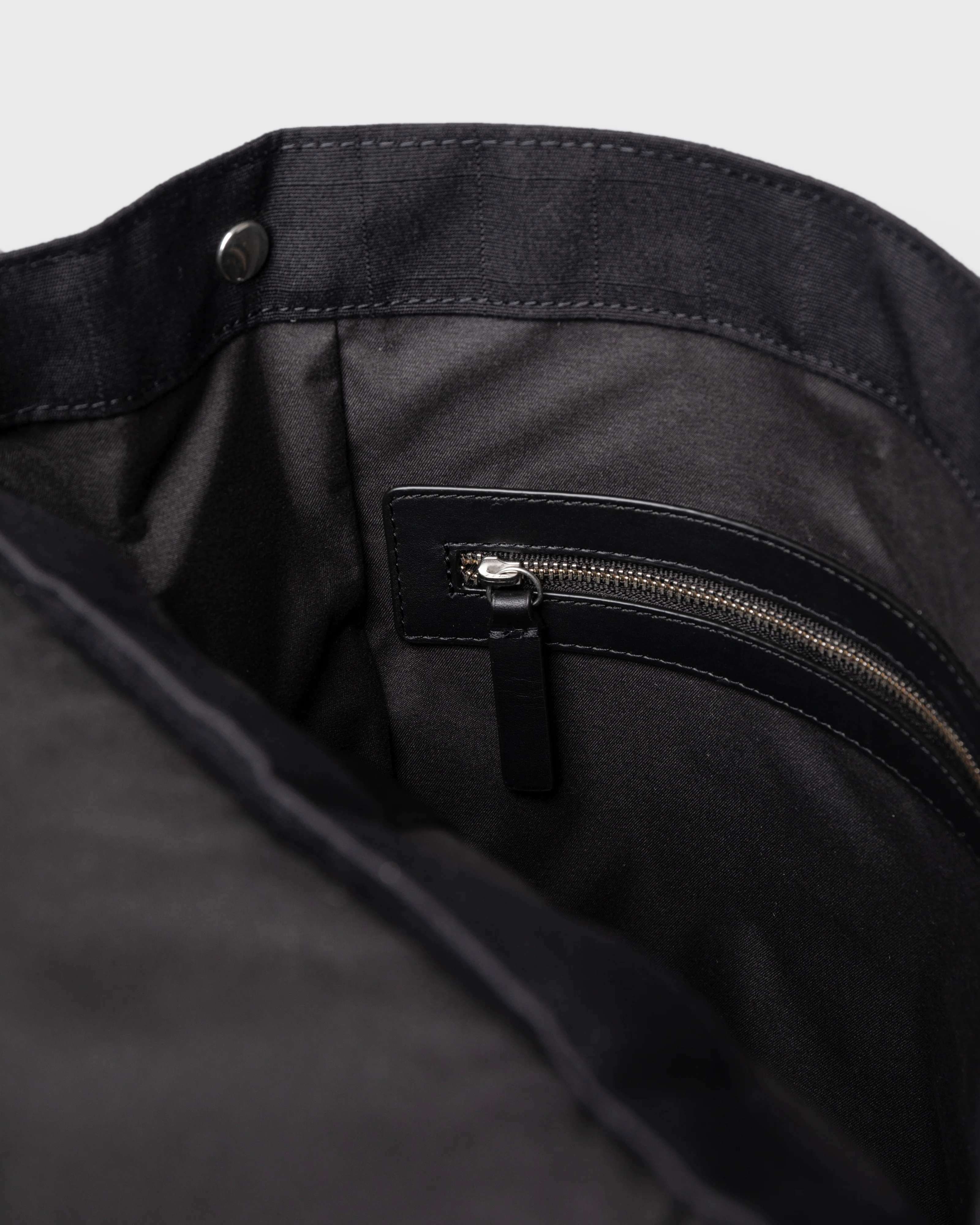 Sandqvist Everyday Lid Backpack M, black. Inside view, inside zipper pocket.