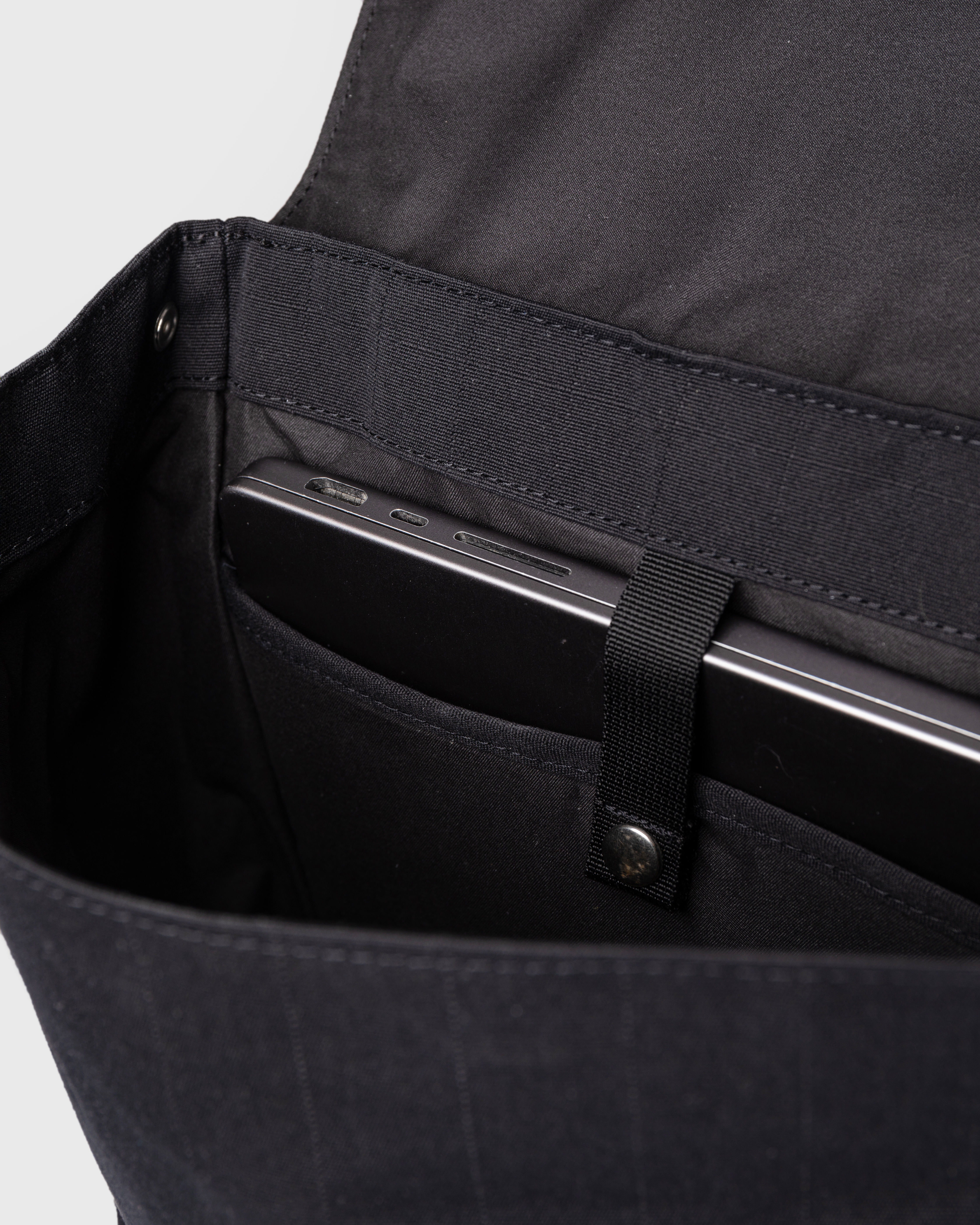Sandqvist Everyday Lid Backpack M, black. Inside view, inside laptop compartment with snap button.