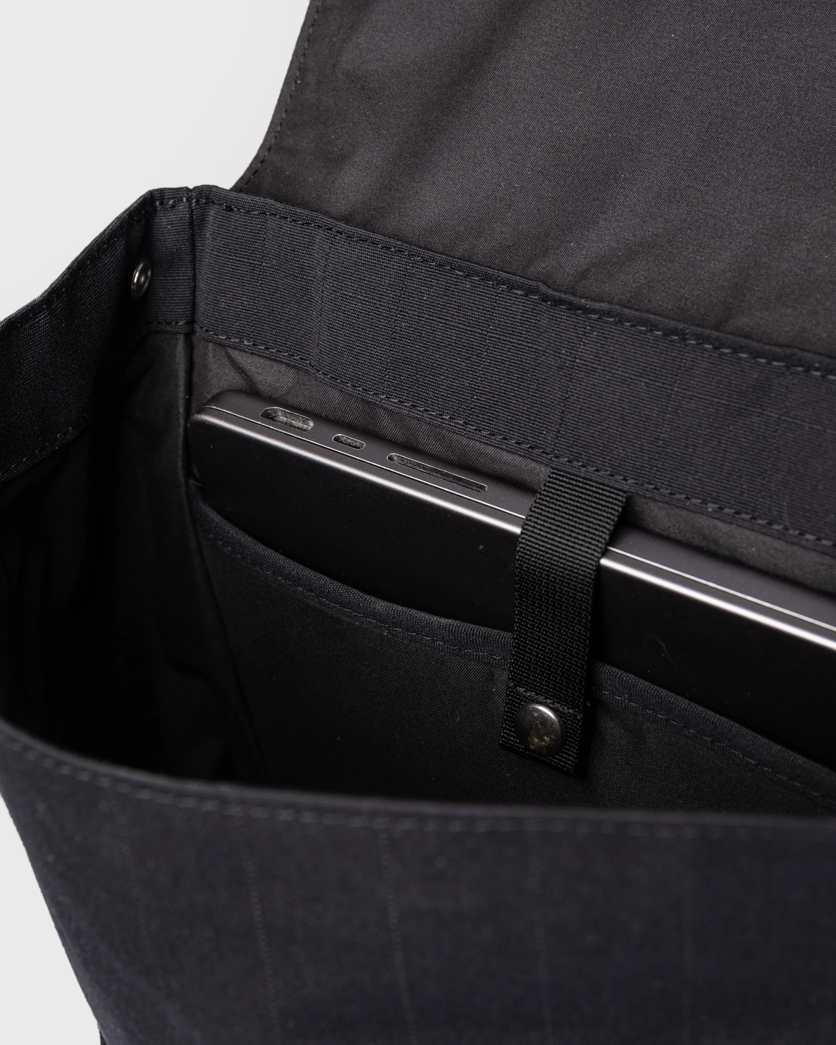 Sandqvist Everyday Lid Backpack M, black. Inside view, inside laptop compartment with snap button.